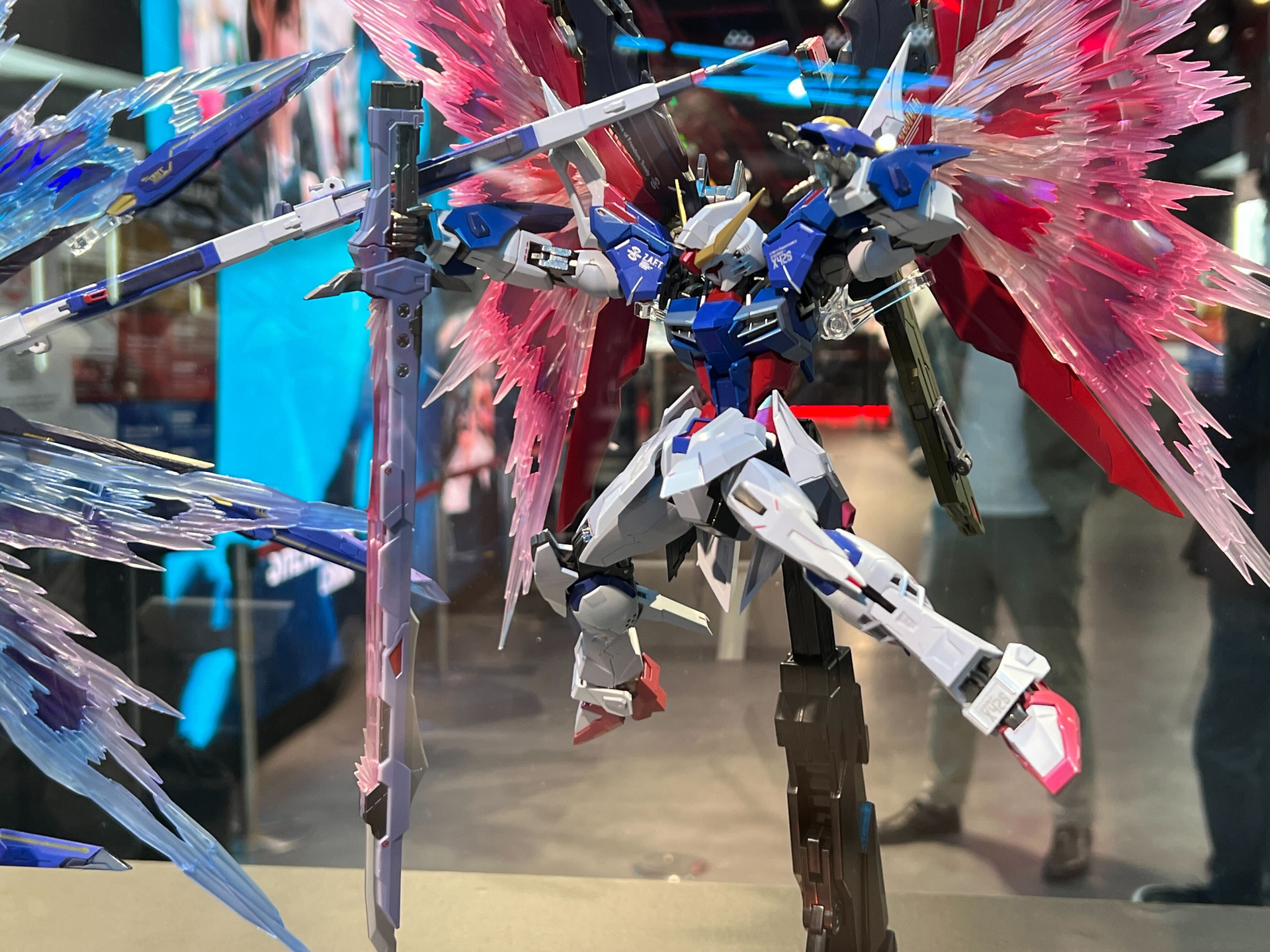 METAL BUILD商品としてはデスティニーガンダムの方が早く、こちらはより凶悪な悪魔的イメージが盛り込まれ、ストライクフリーダムはこのデスティニーに対抗するようなデザインアレンジがなされた