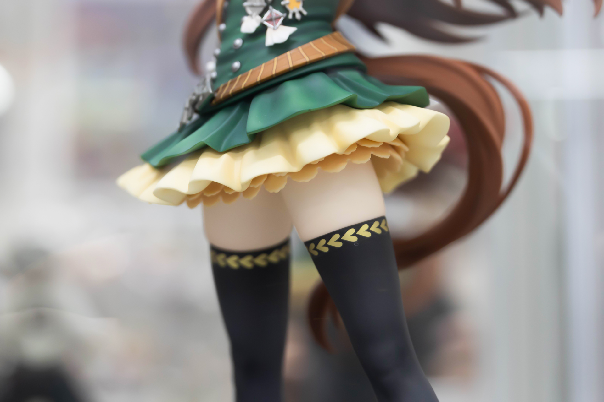 スカートはひらひらとしたデザインだ