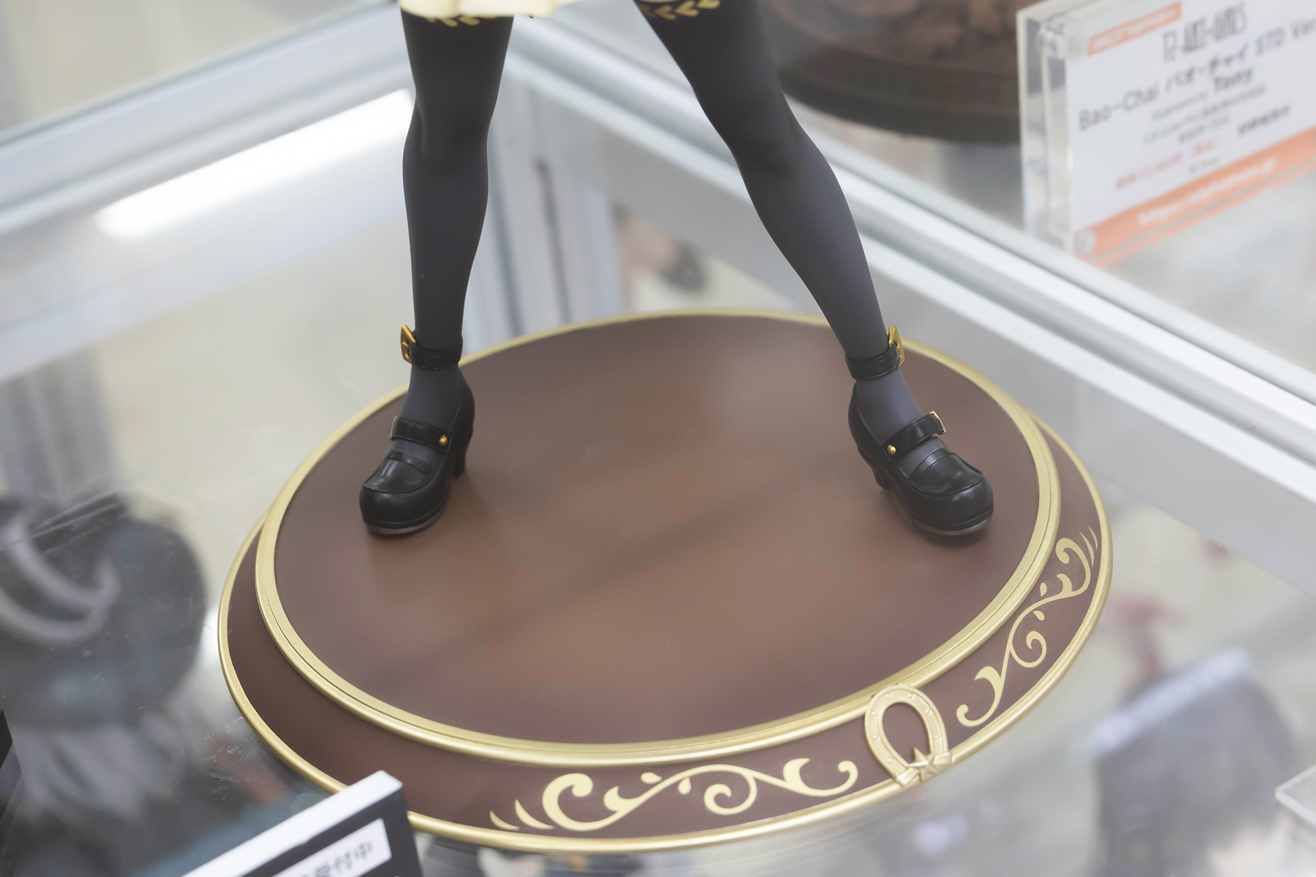 台座部分にも金色の装飾が施されている