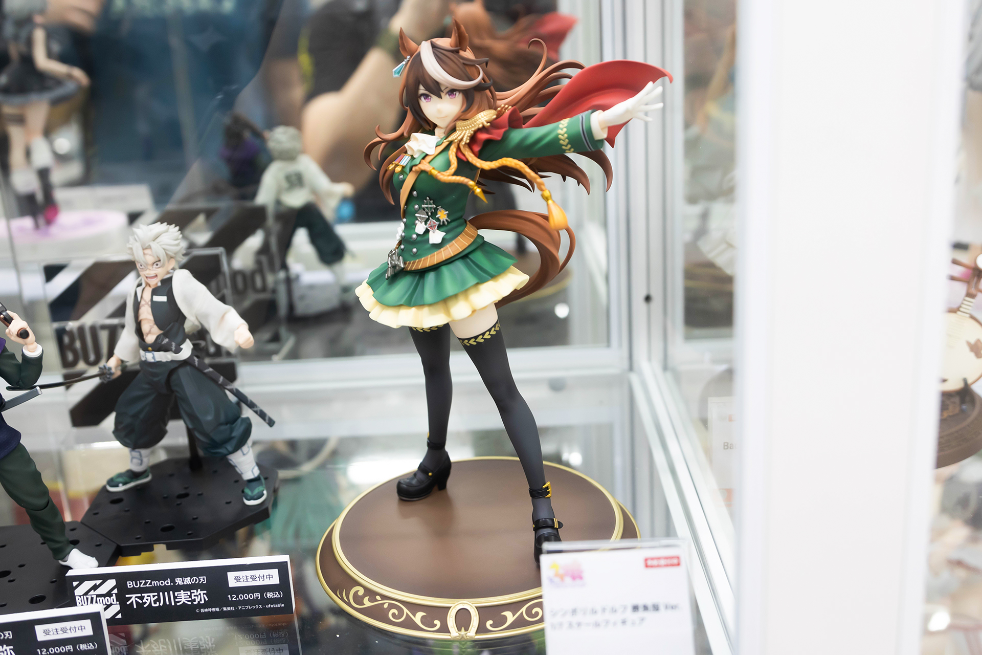 フィギュアの素材はPVCとABSで、台座部分を含む全高は約240mmだ