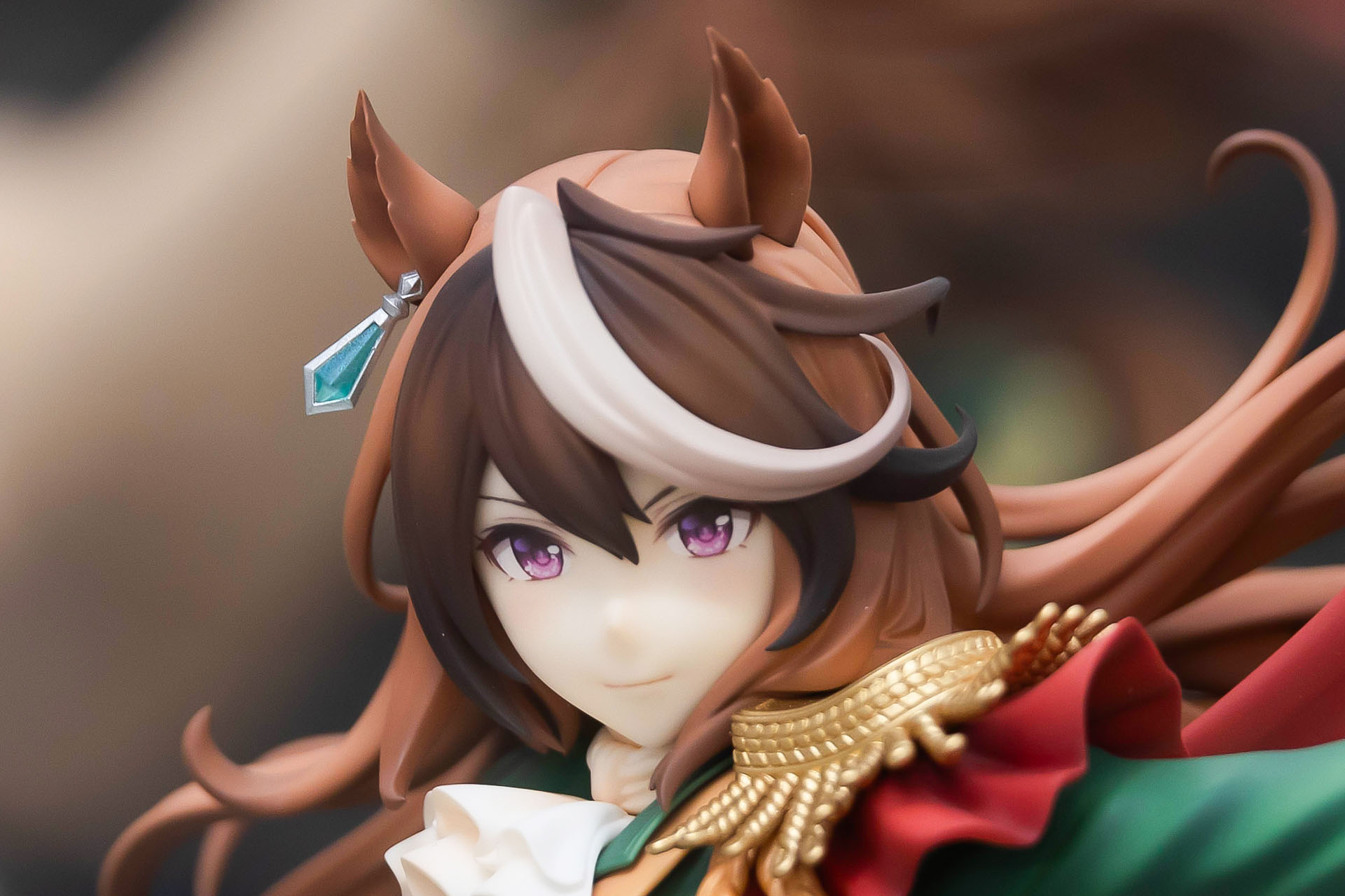 髪の一部が三日月の形に白くなっている