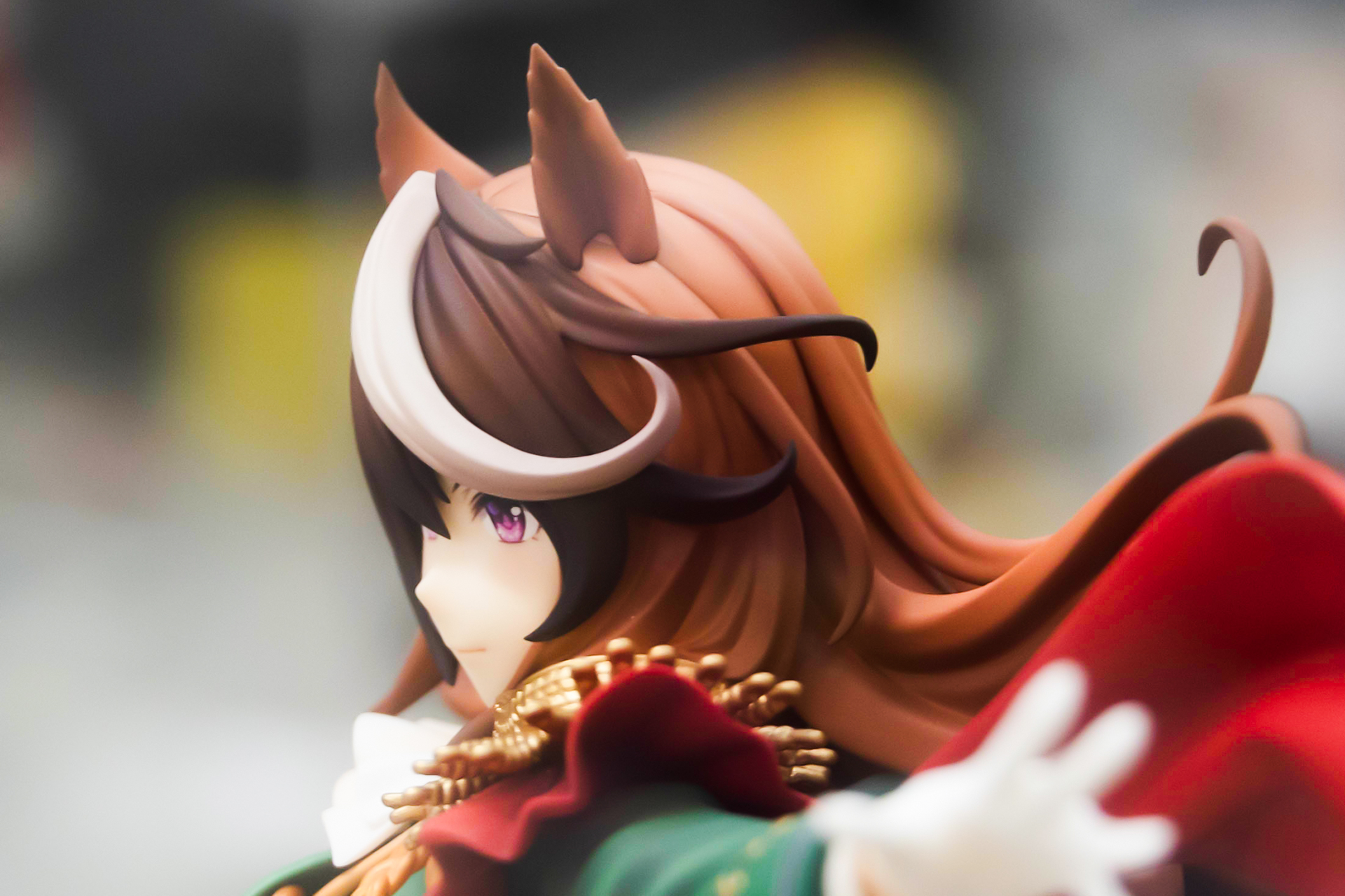 流れるような髪形も美しい