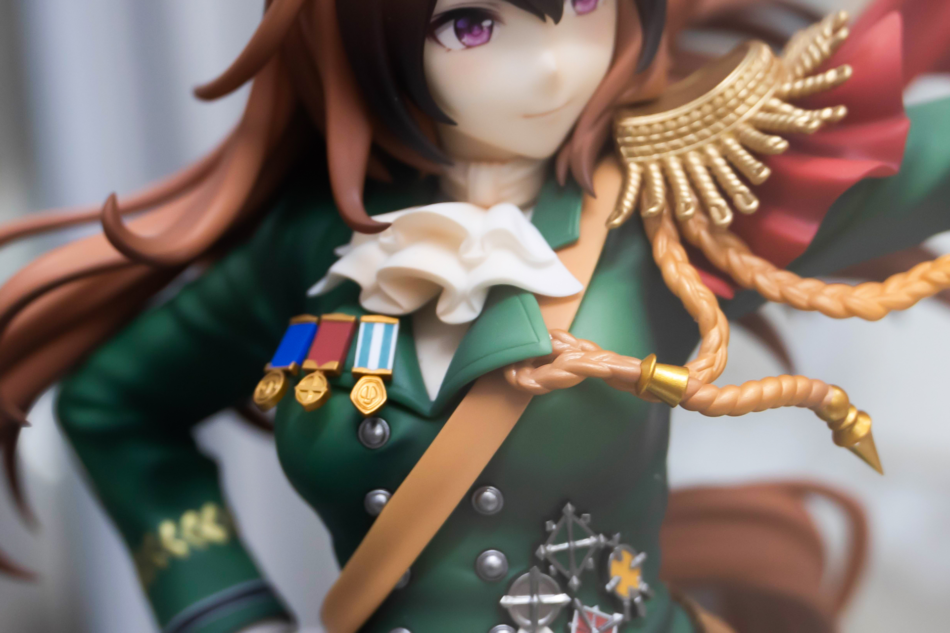 胸元の綱は横にひらりとなびいている