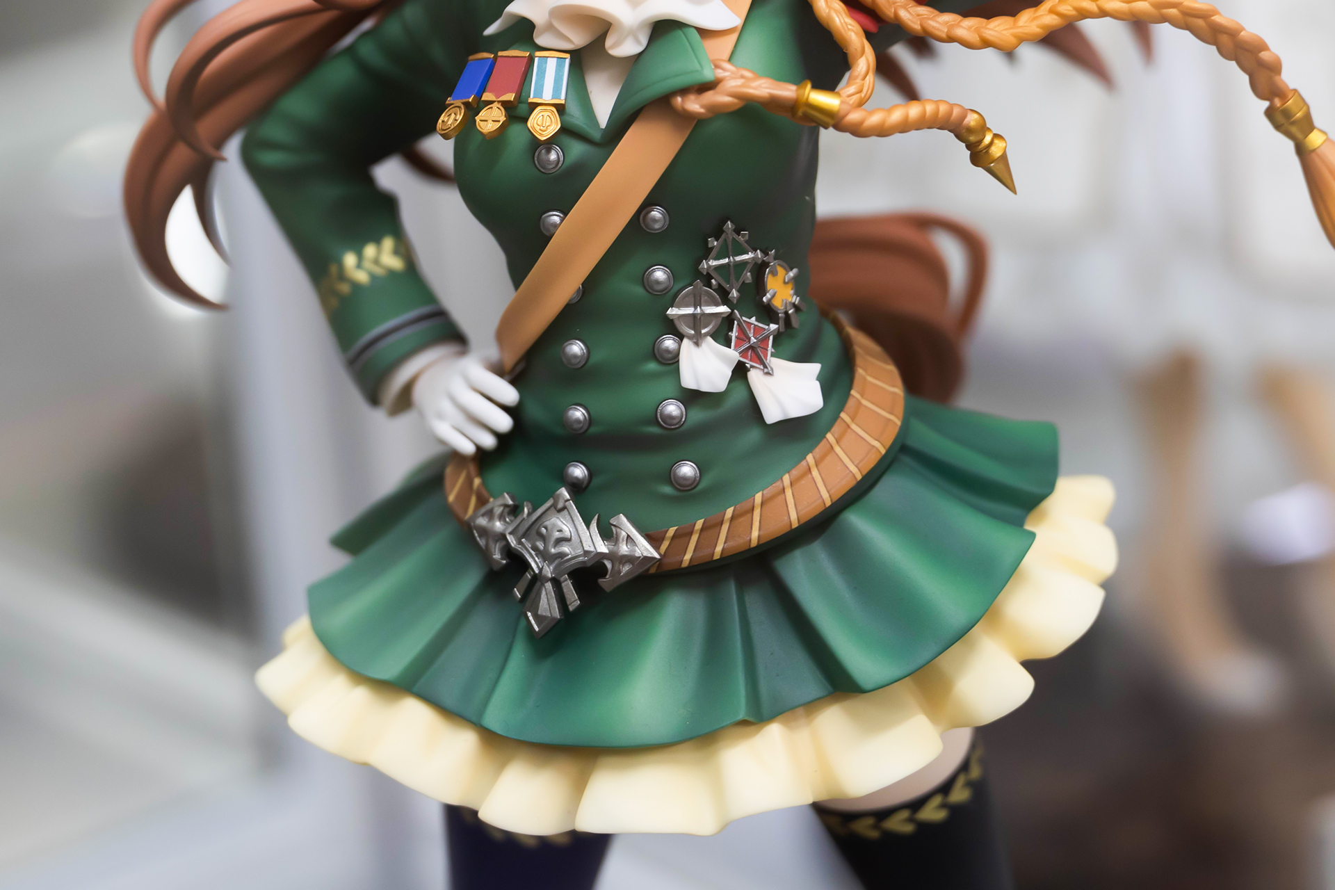 腰にも重厚感あふれるアクセサリーが付けられている