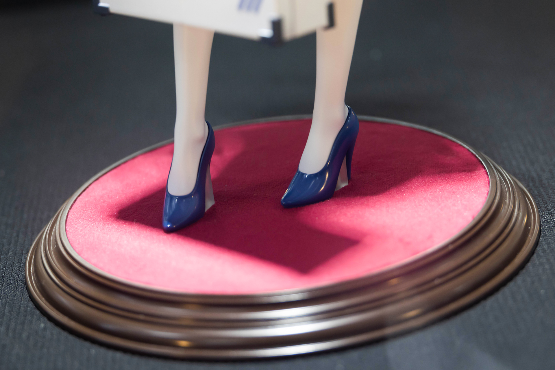 青いヒールが脚の美しさを引き立てている