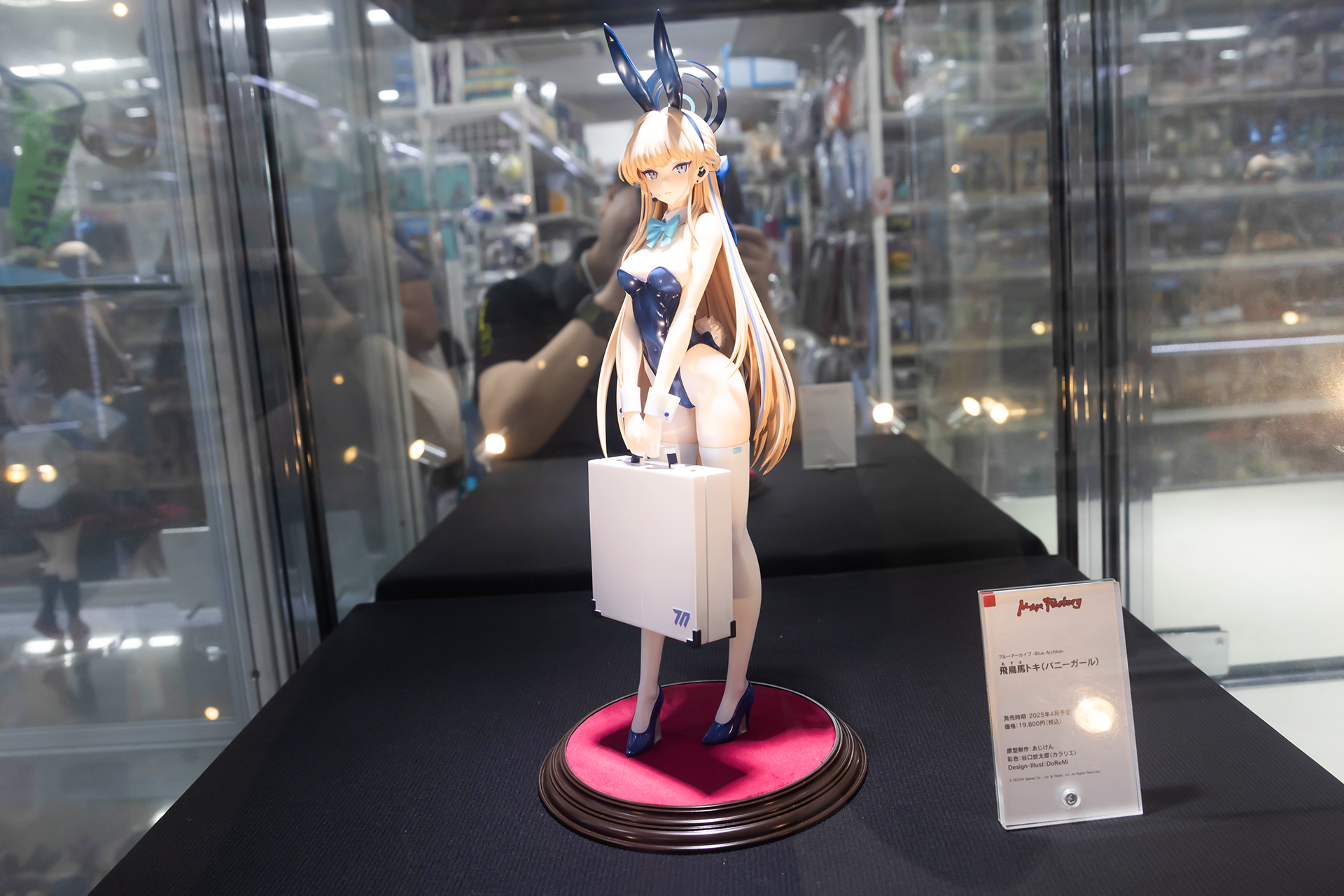 フィギュアの素材はプラスチックで、台座部分を含む全高は約300mmだ