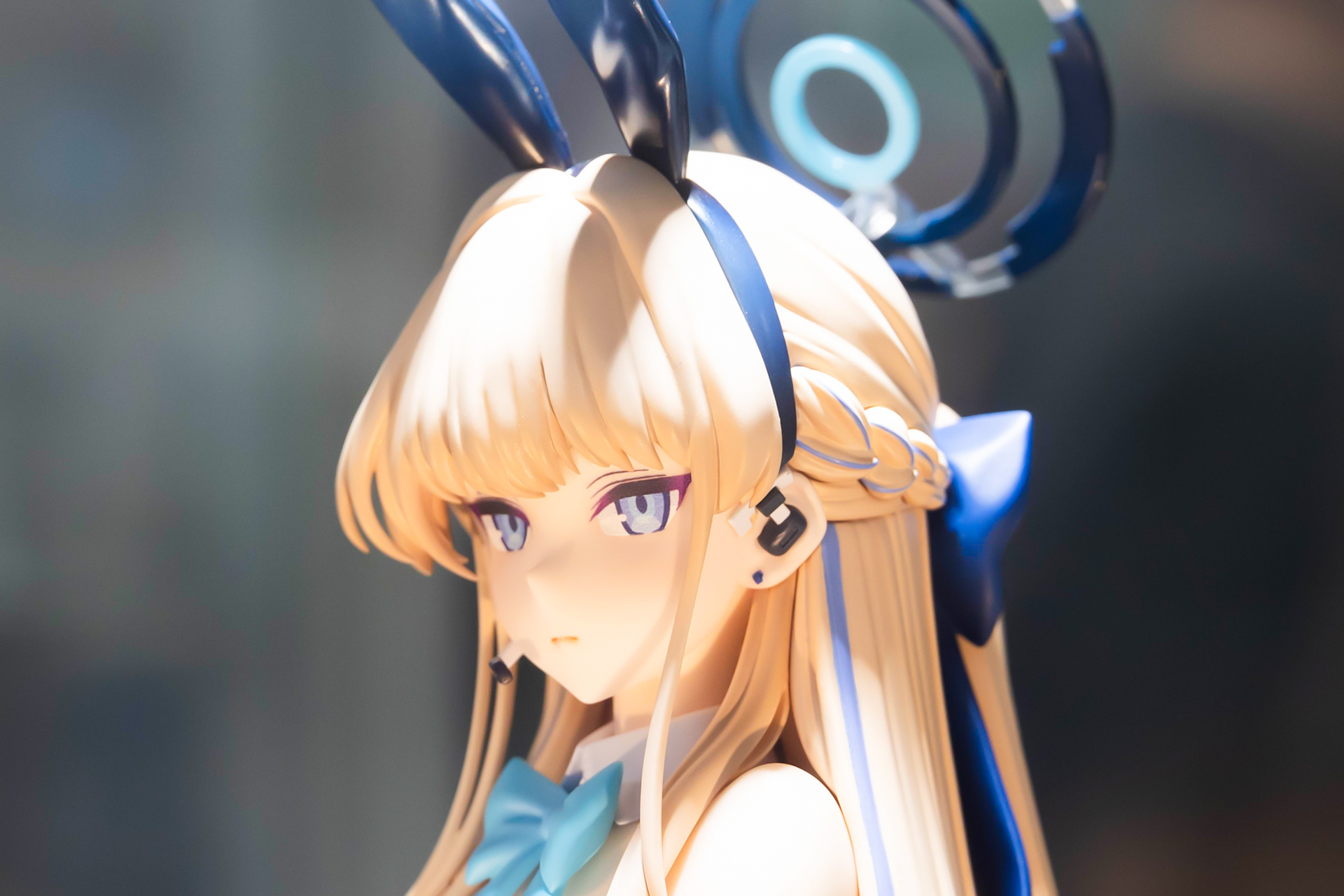 編み込まれたサイドのヘアスタイルなど、いろいろと見ていて飽きない