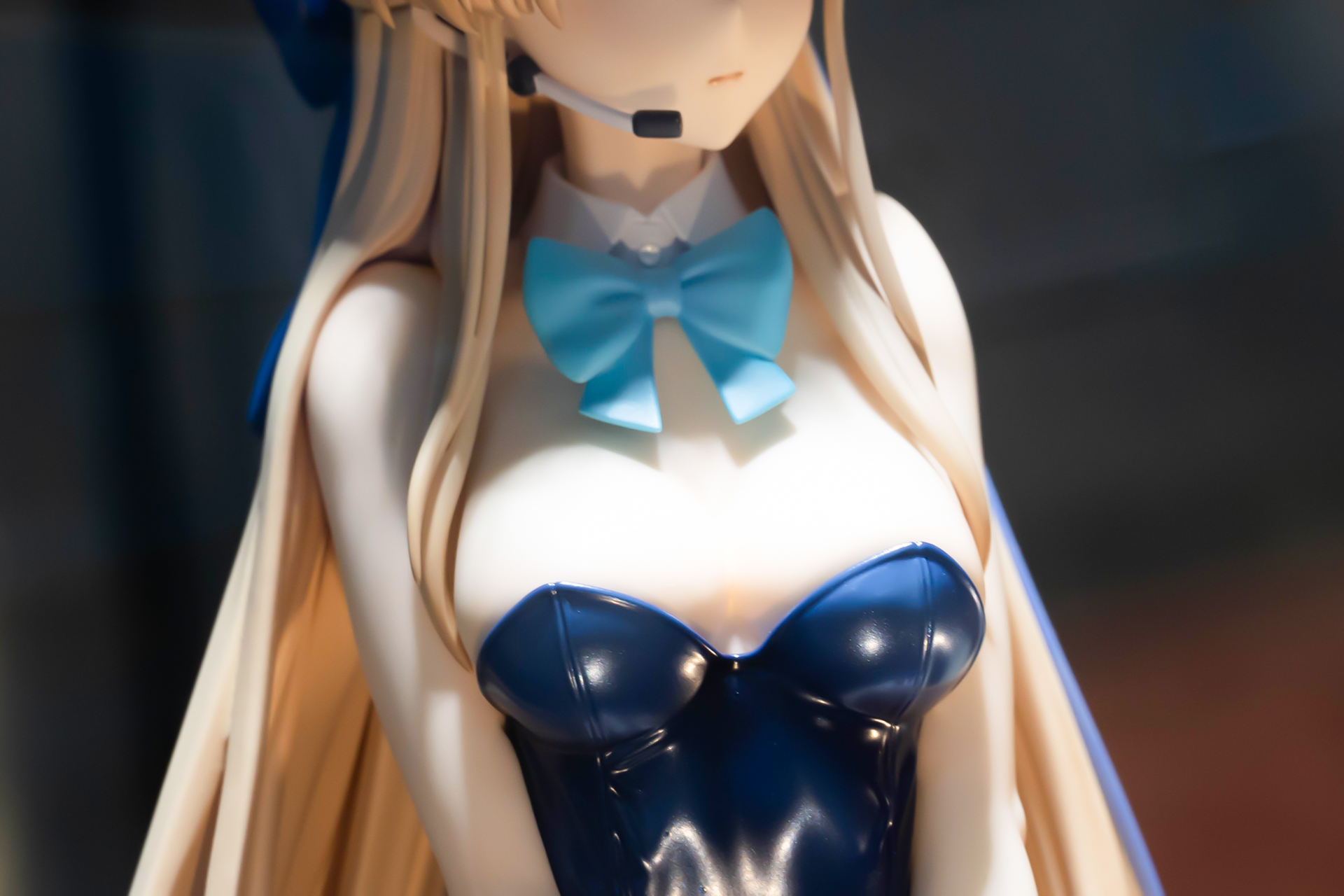 首元には、水色の大きなリボンが付けられている