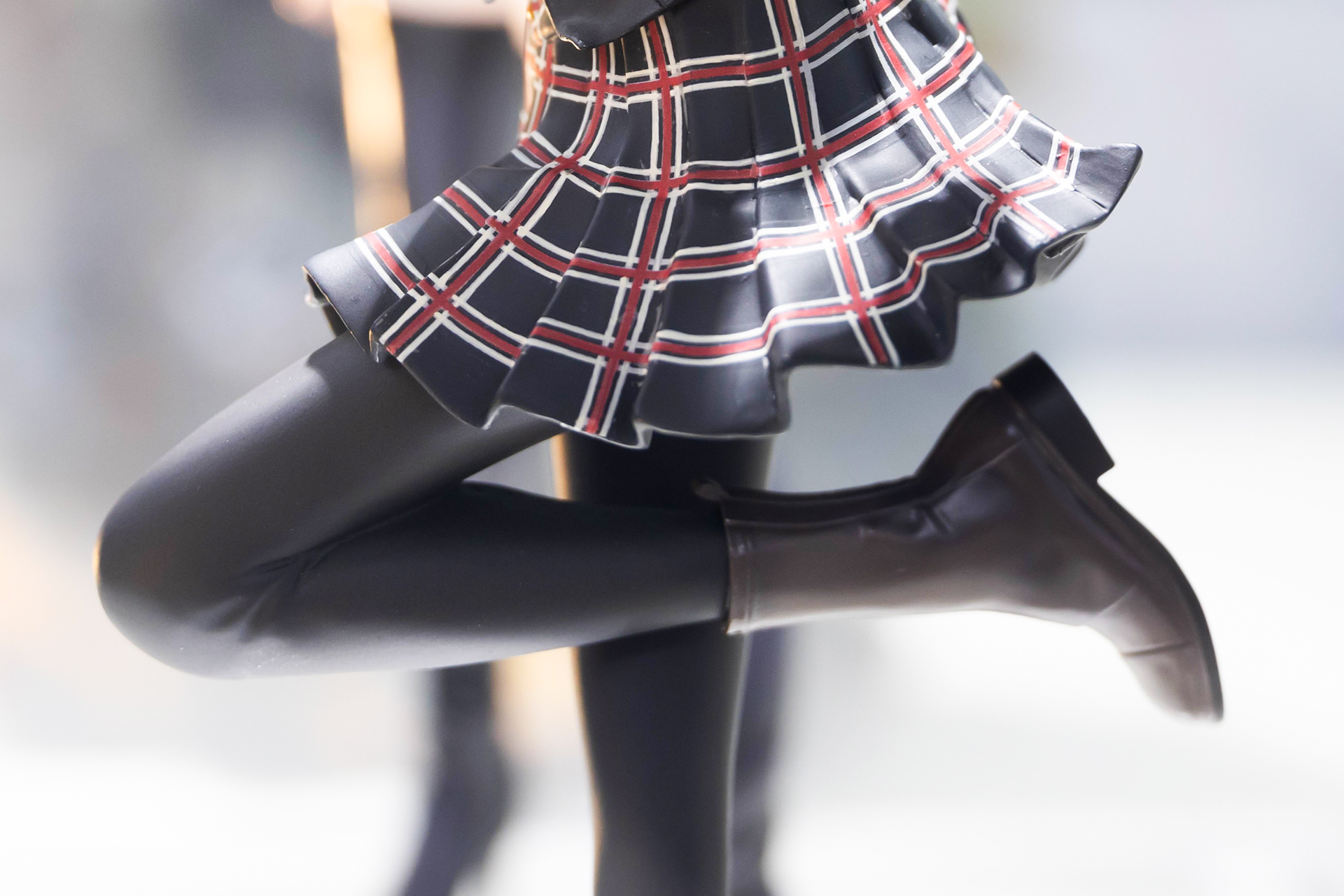 ひざ近くのしわの寄り方など素材感の違いも良く出ている