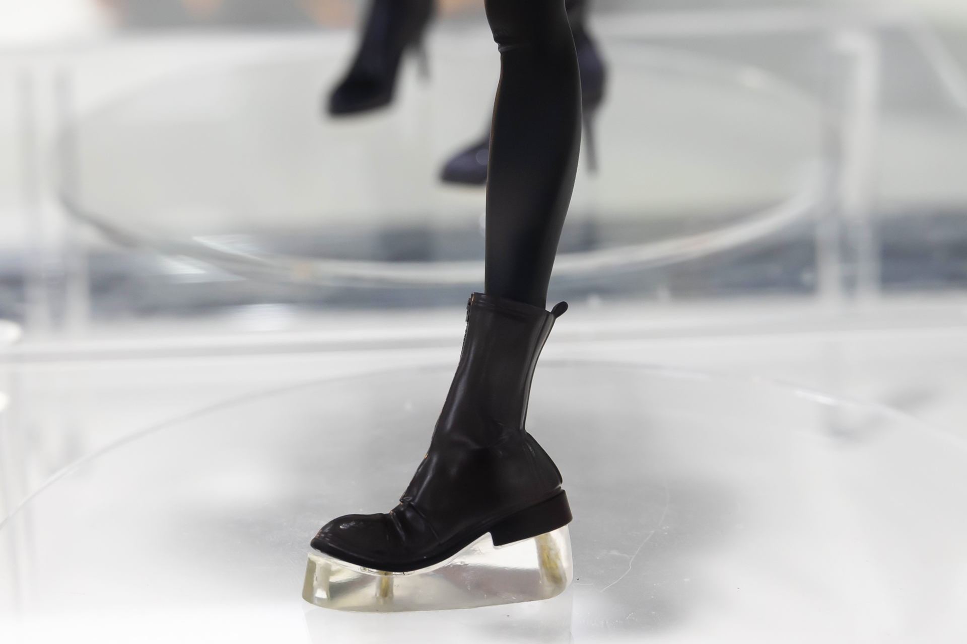 足元はクールなブーツ姿だ