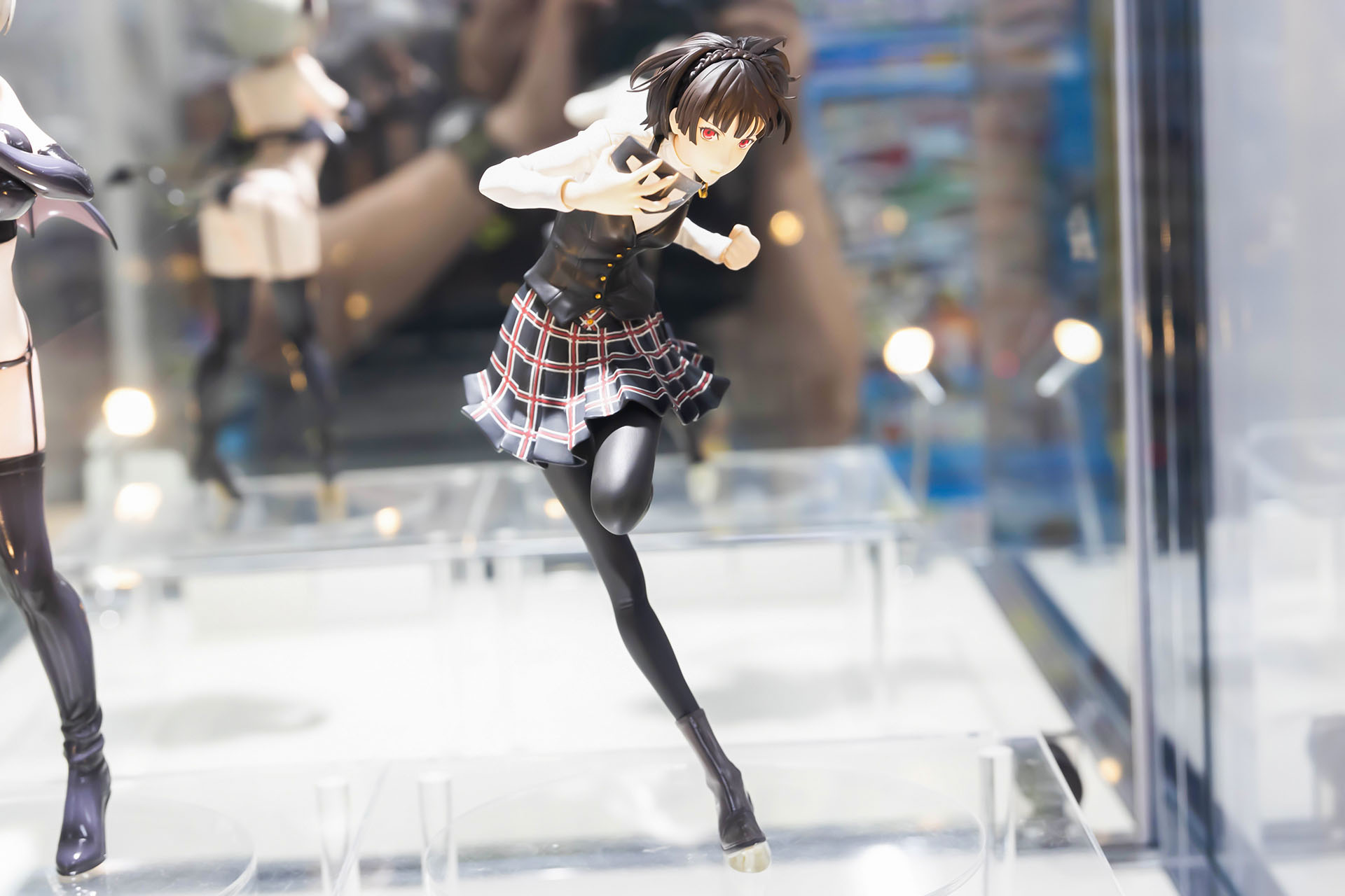 フィギュアの素材はPVCで、頭部までの全高は約210mmだ