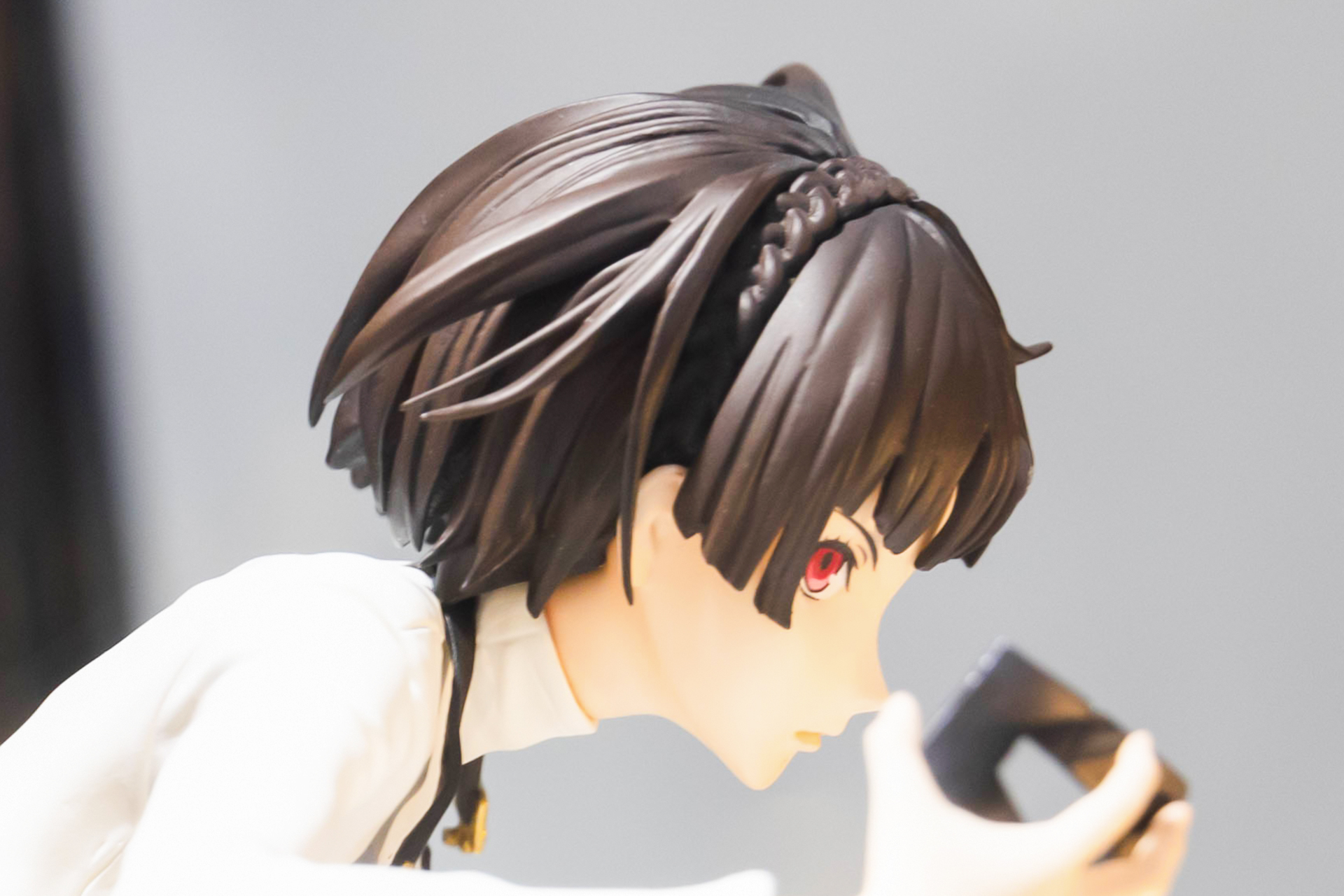 横から見ると姫カットがよく目立つ