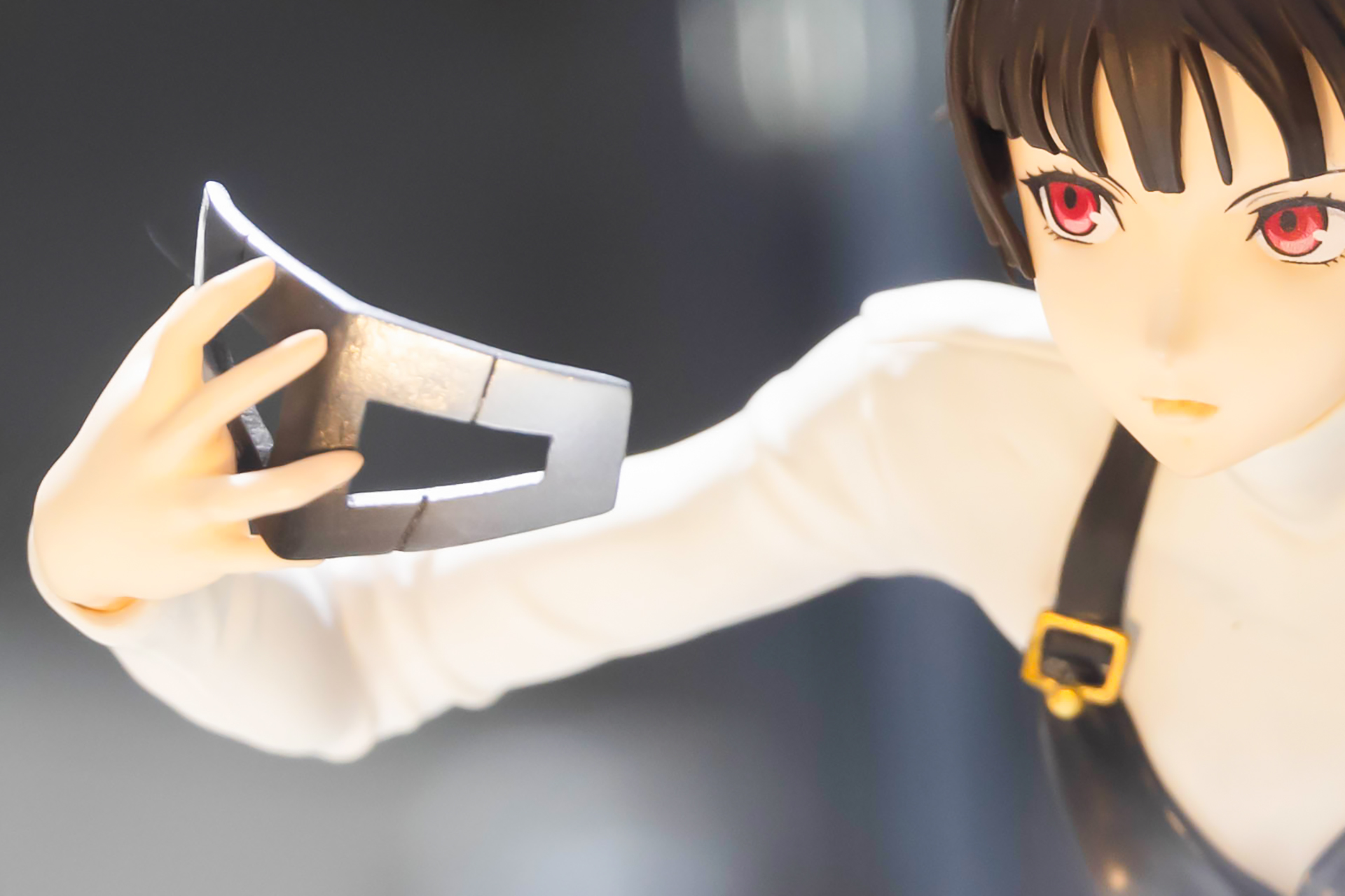 手には怪盗姿のときに身に付ける仮面が