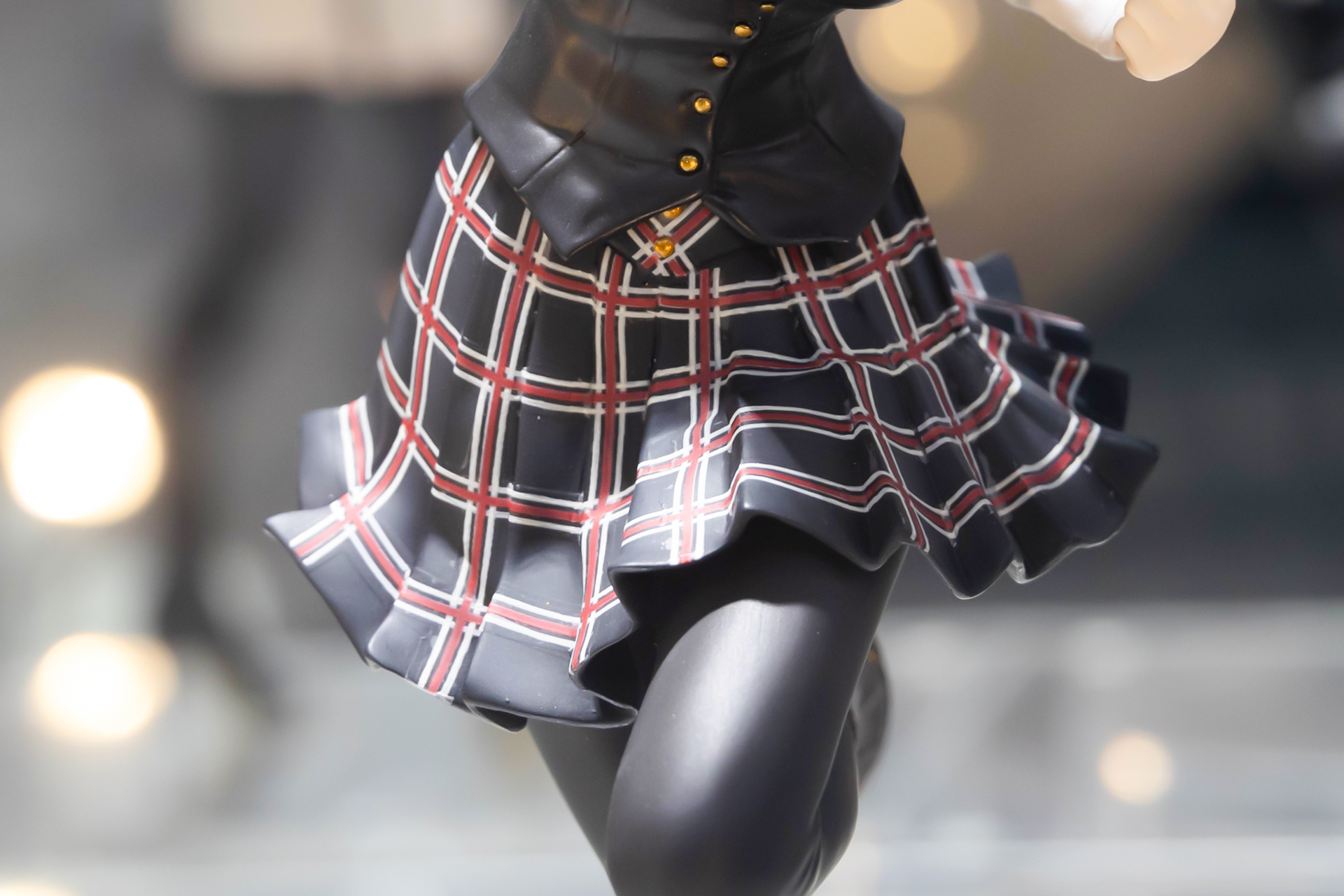 スカート部分もなかなか凝ったデザインだ