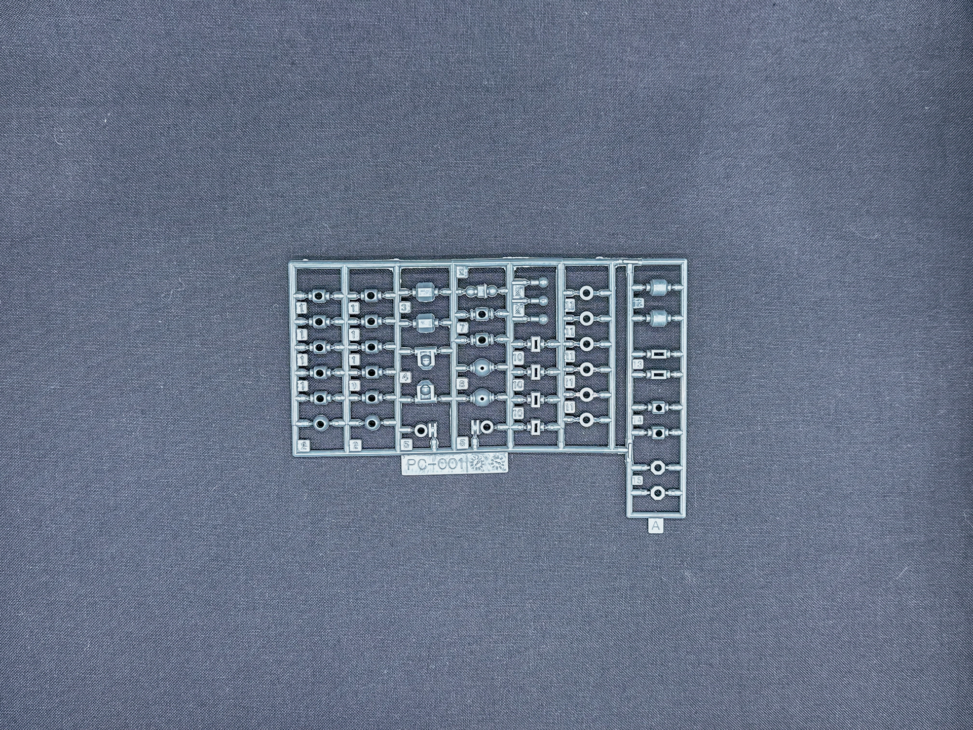 「HG 1/144 ガンダムダブルオーコマンドクアンタ・デザートタイプ」を構成するランナー。グレーのランナーはビームサーベルエフェクトパーツと同様に軟質樹脂による成型となっています。