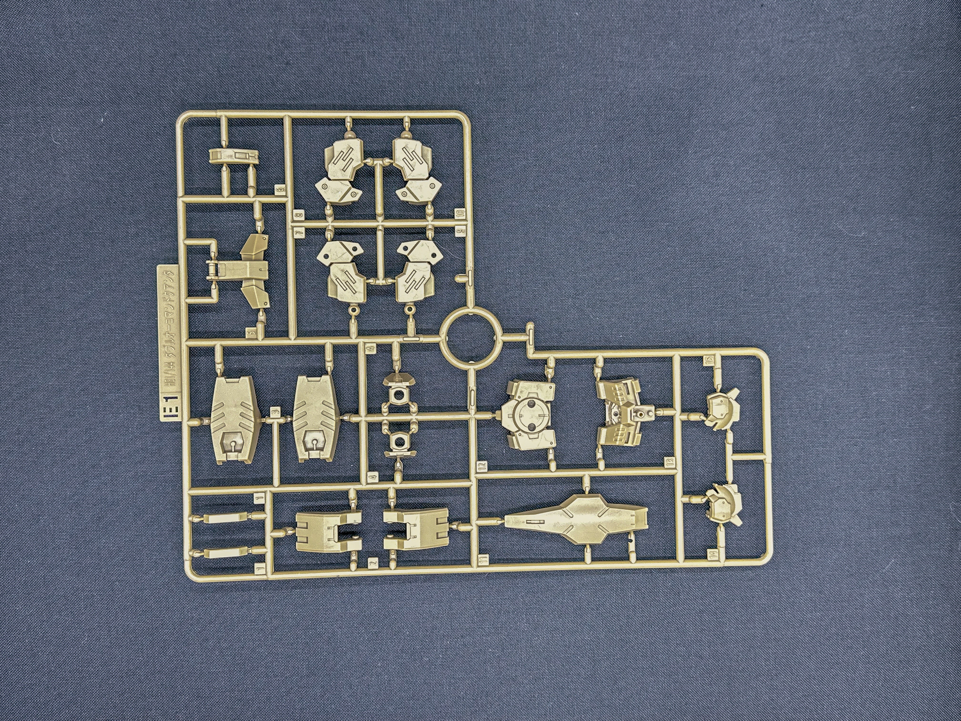 「HG 1/144 ガンダムダブルオーコマンドクアンタ・デザートタイプ」を構成するランナー。グレーのランナーはビームサーベルエフェクトパーツと同様に軟質樹脂による成型となっています。