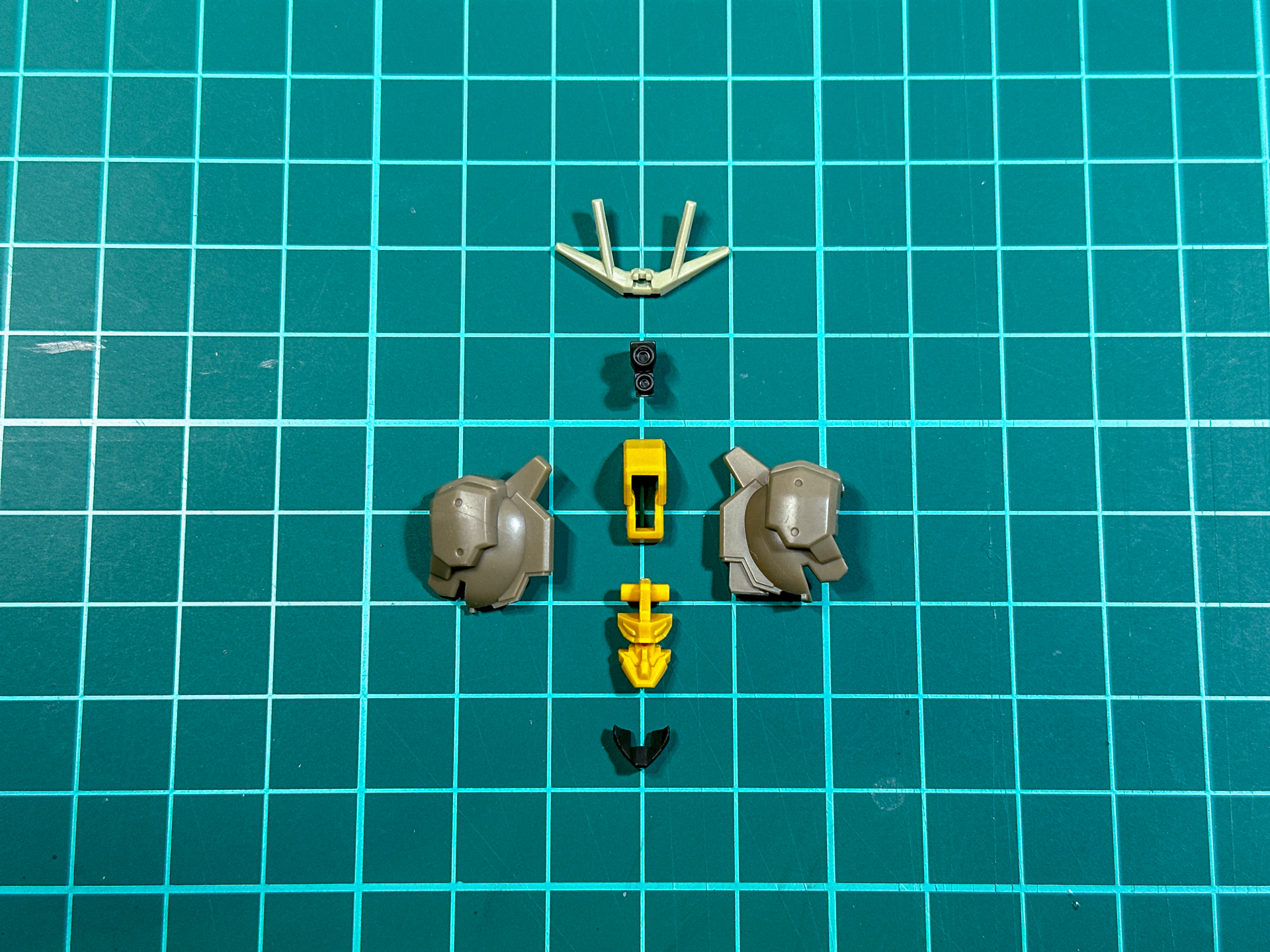 組み立て前の頭部。全7パーツで構成されています。