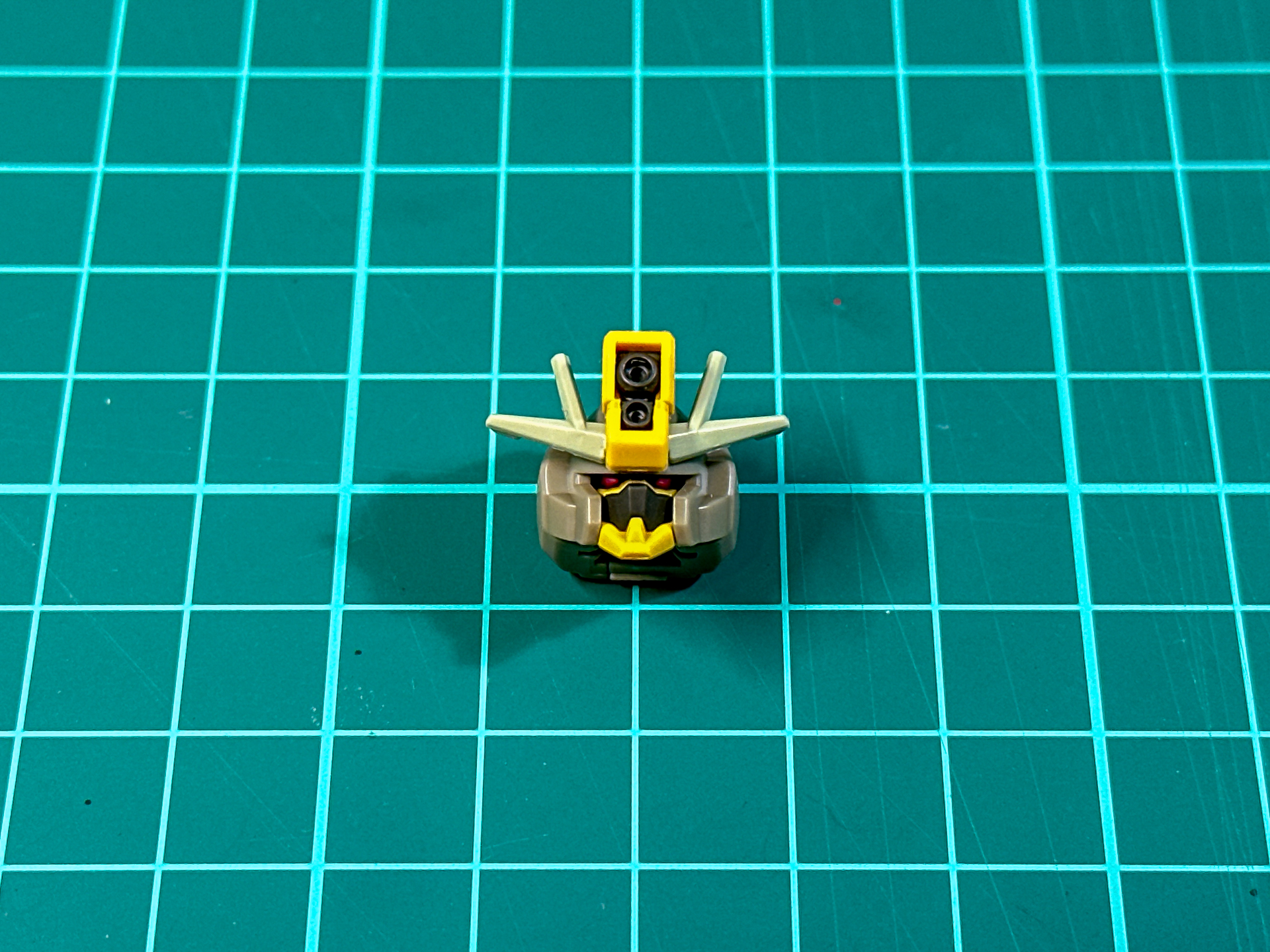 組み立てが完了した頭部パーツ。ツインアイはシールによる色分けとなっています。