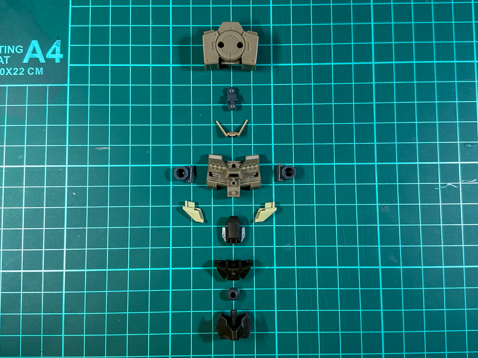 組み立て前の胴体部。全12パーツにて構成されています。