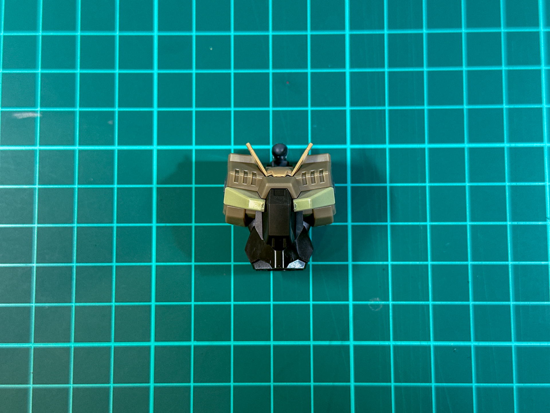 組み立てが完了した胴体部。特徴的なブレードアンテナは残しつつ、角張ったデザインとなっています。