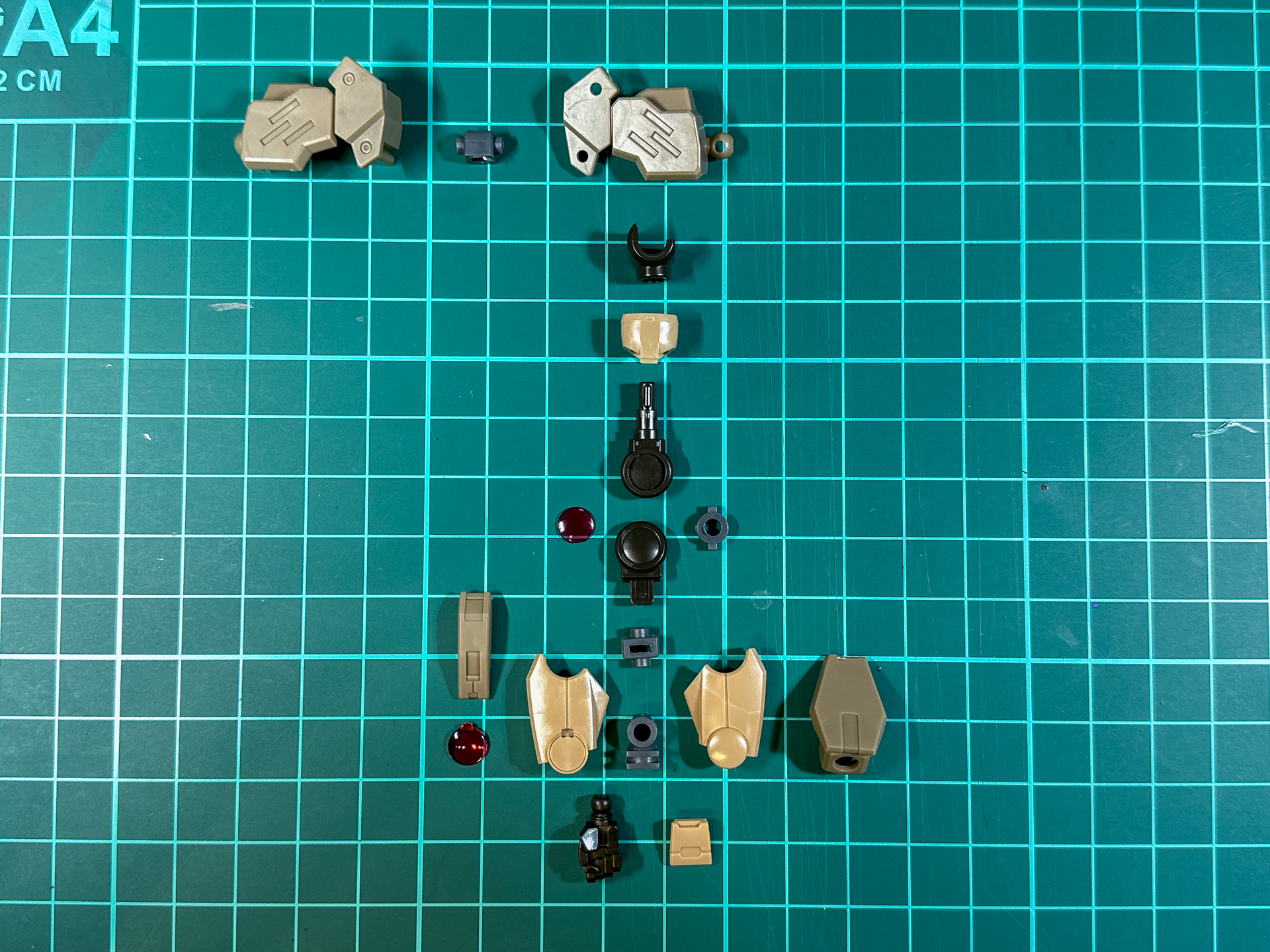 組み立て前の腕部パーツ。全18パーツにて構成されています。