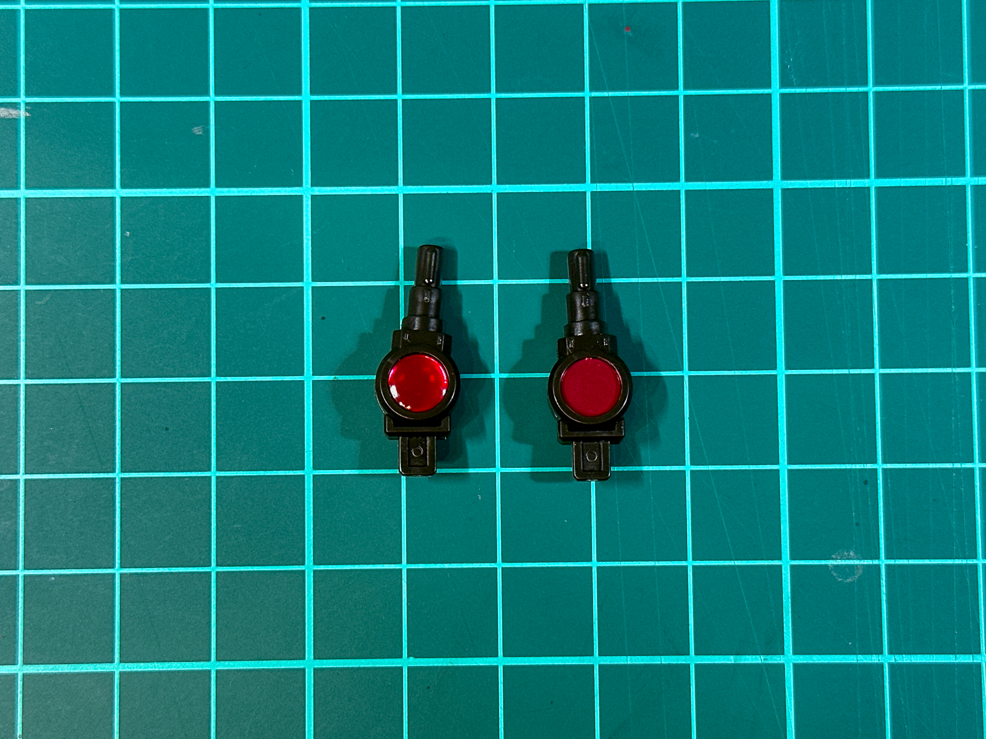 クリアパーツ取り付け前の肘関節（右）と取り付け後の肘関節（左）。クリアパーツ取り付け前にメタリックシールを貼り付けます。