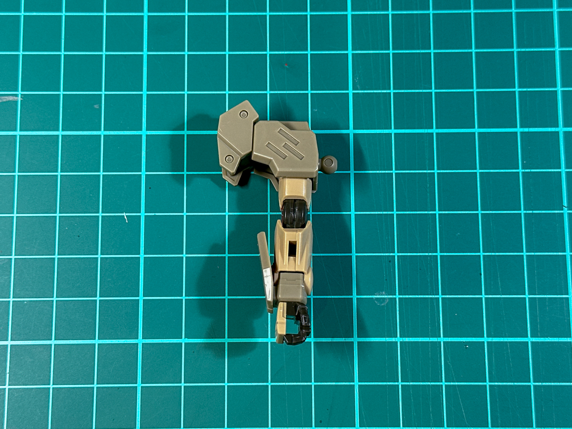 組み立てが完了した腕部。肩部のデザインが大きく変更されています。