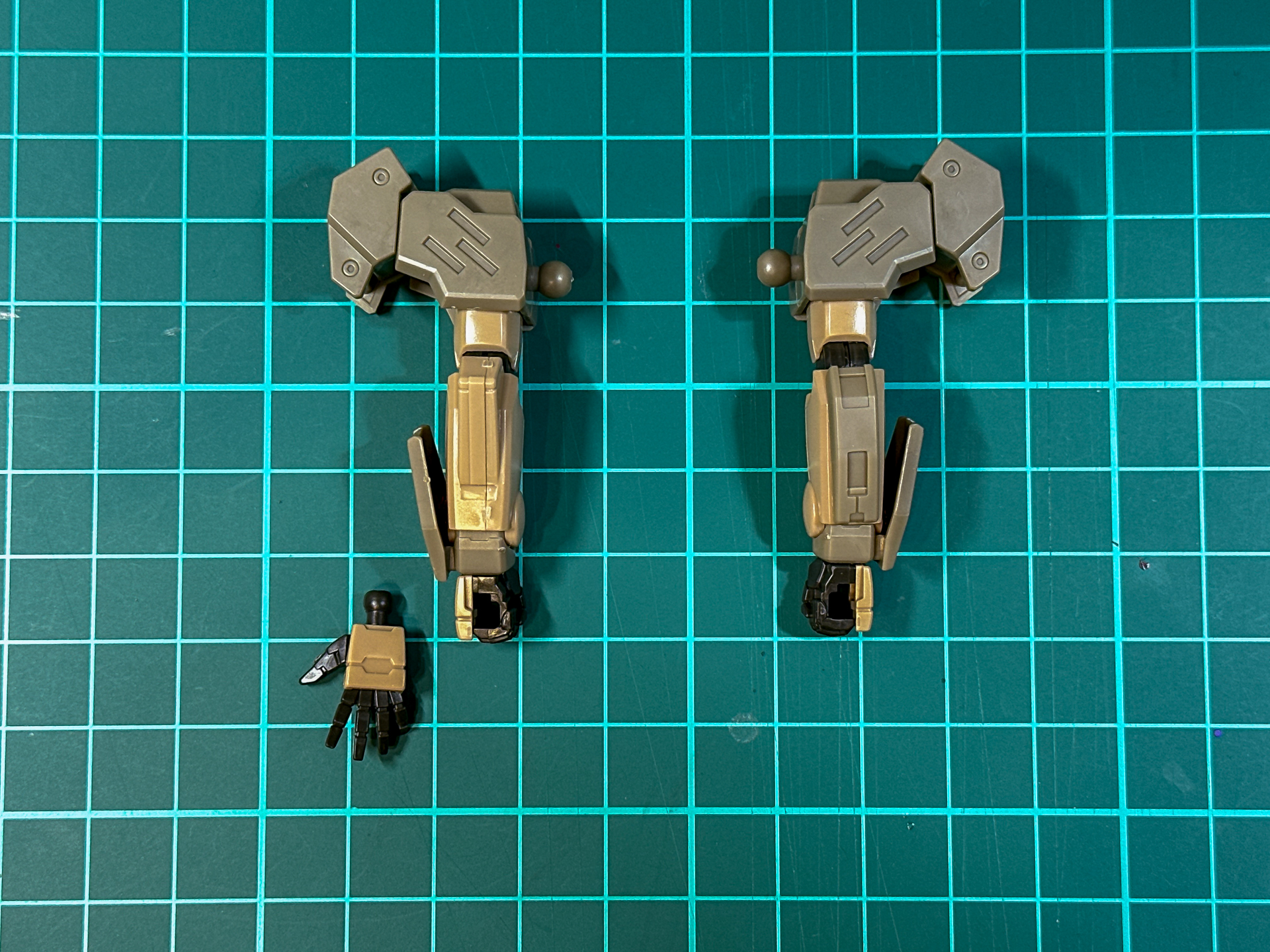 左右腕部の比較。前腕部の形状が異なり、左腕には開き手のハンドパーツが付属します。