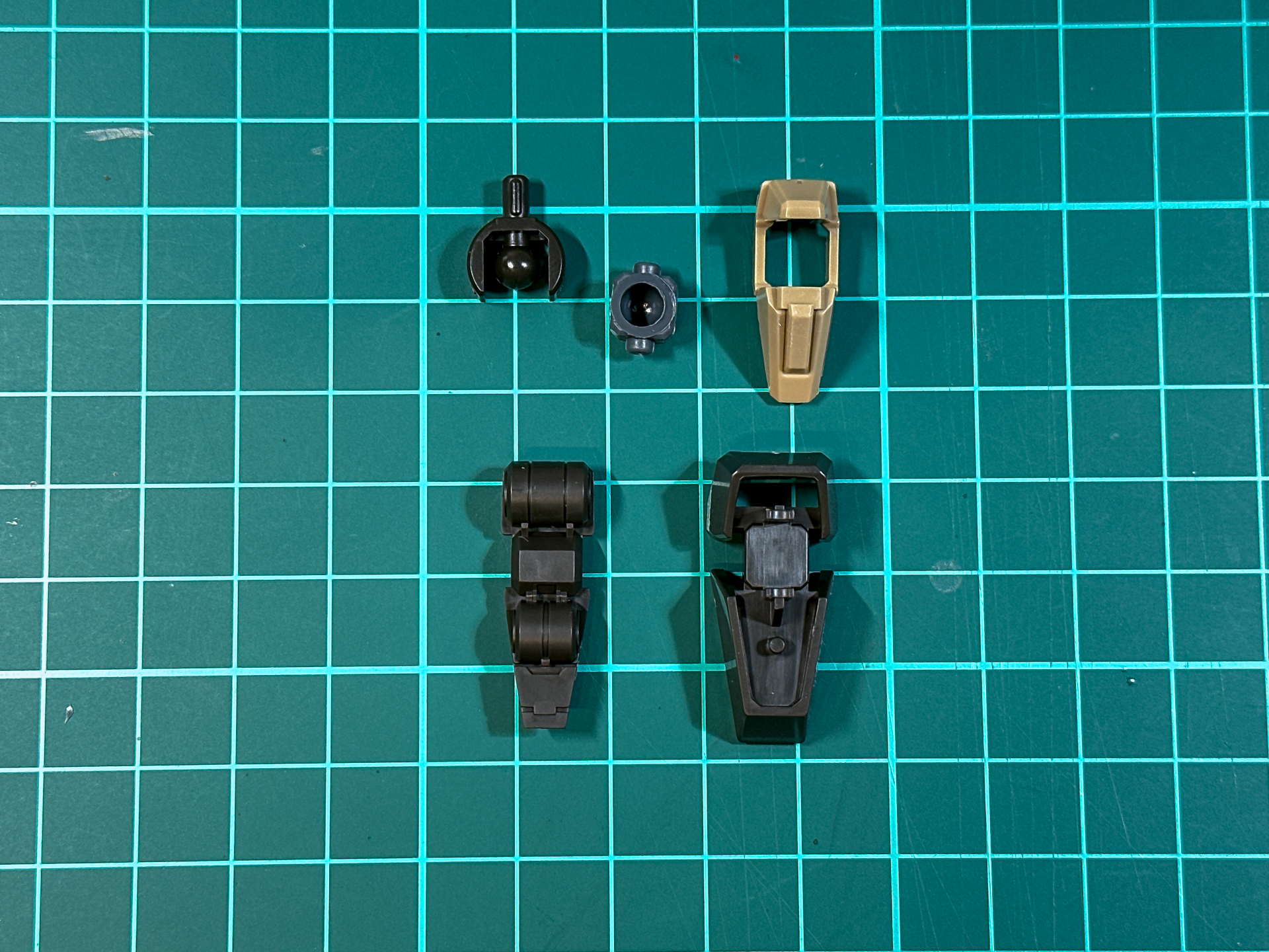 組み立て前の足部パーツ。全5パーツにて構成されています。