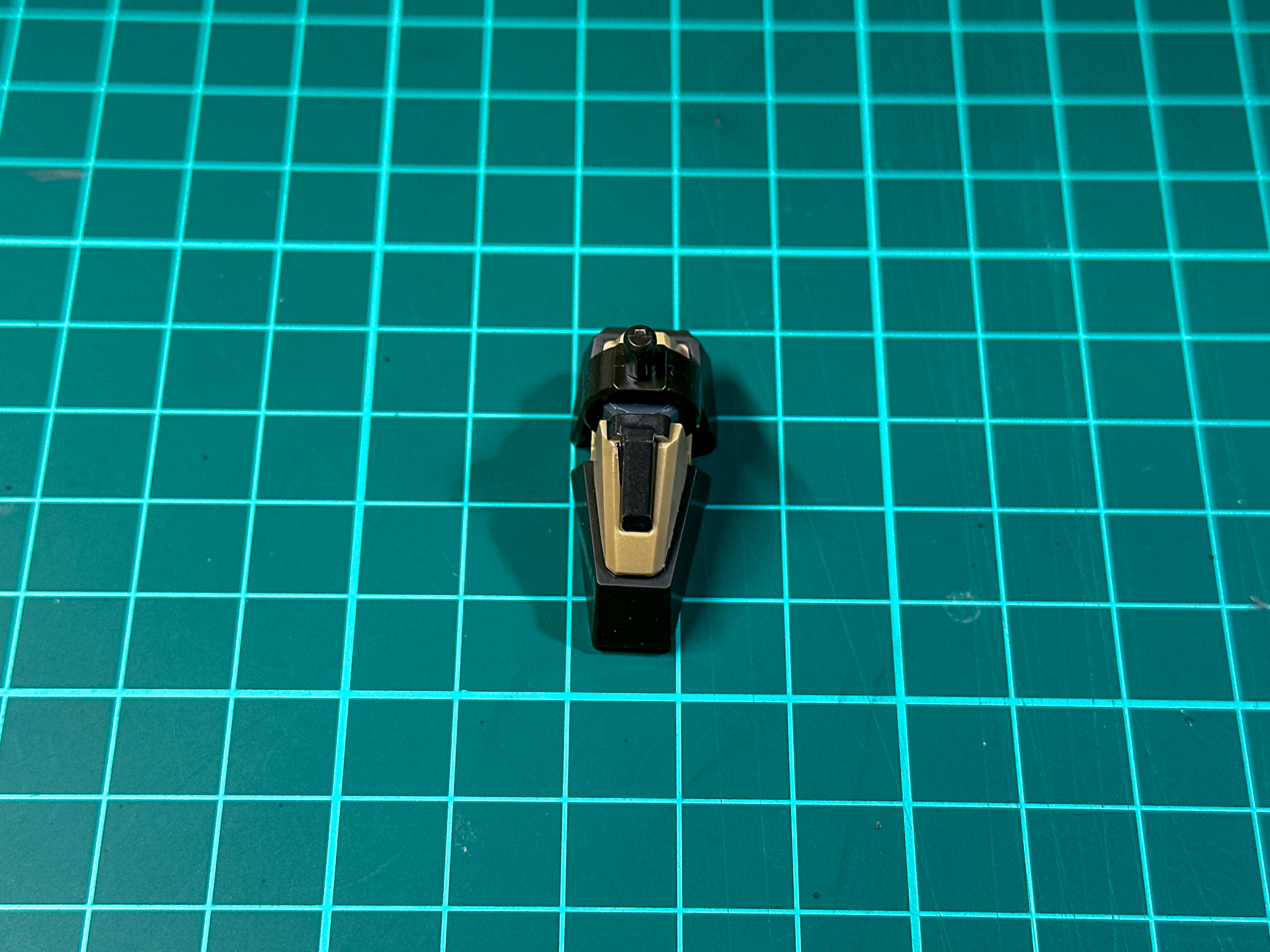 組み立てが完了した足部。甲部分のダークグレーはシールによる色分けとなっています。