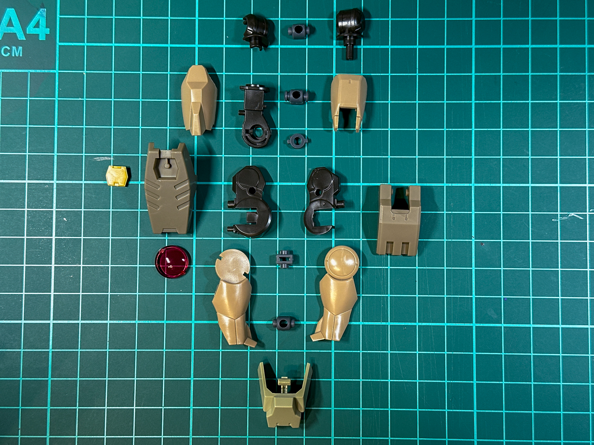 組み立て前の脚部パーツ。全19パーツにて構成されています。