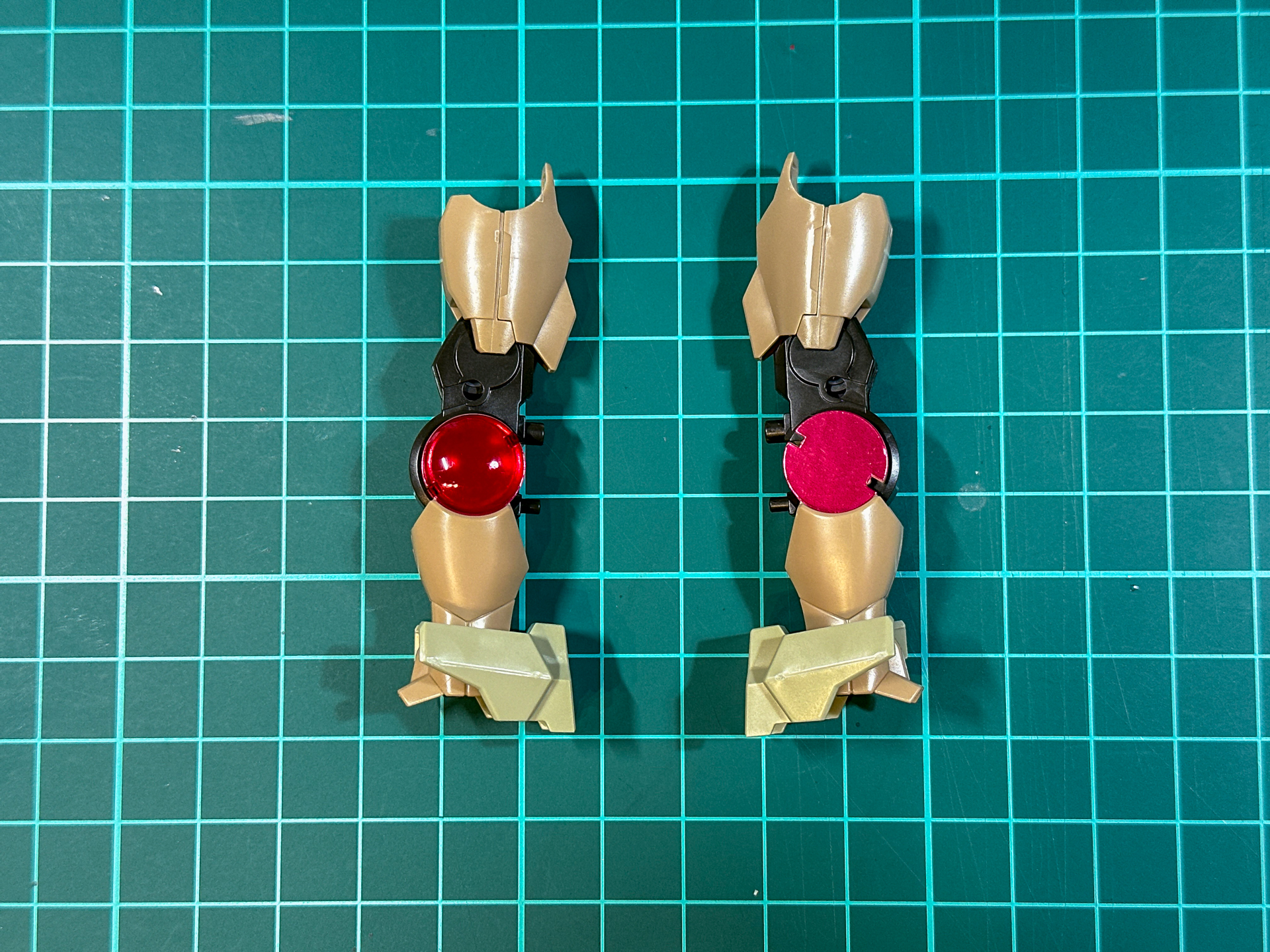 クリアパーツ取り付け前の脚部（右）と取り付け後の脚部（左）。腕部と同様にクリアパーツ取り付け前にメタリックシールを貼り付けます。