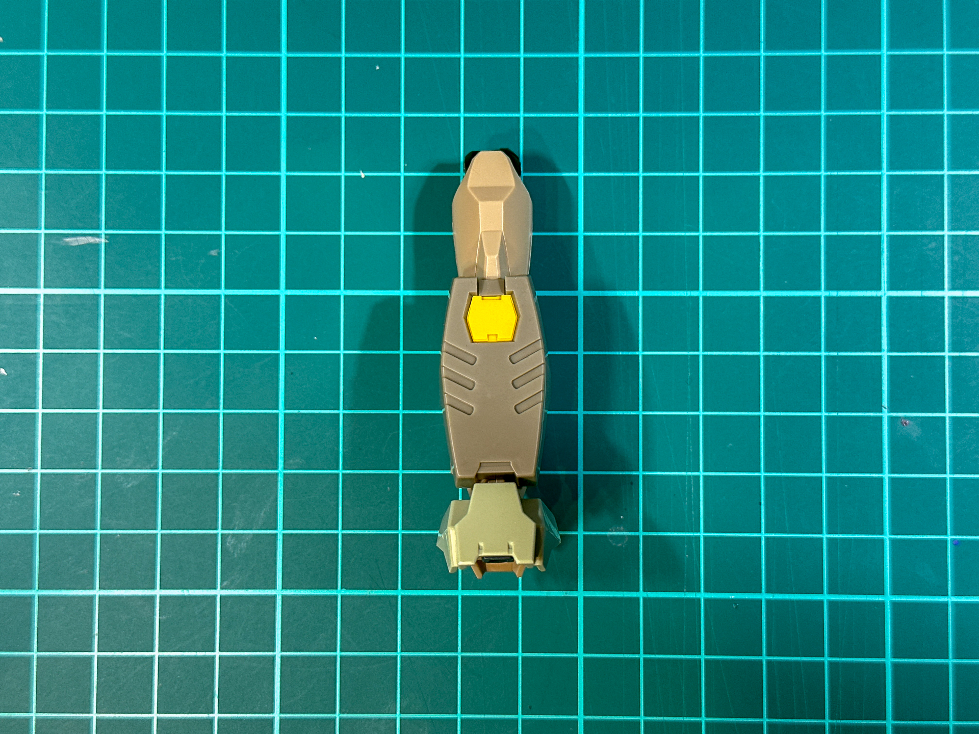 組み立てが完了した脚部。膝から下の形状が大きく変更されています。