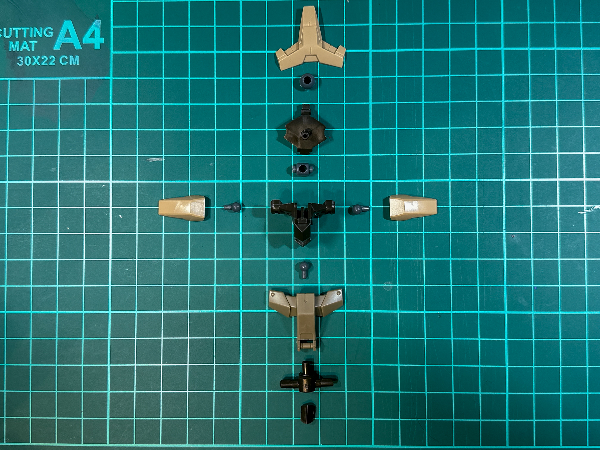 組み立て前の腰部パーツ。全13パーツにて構成されています。