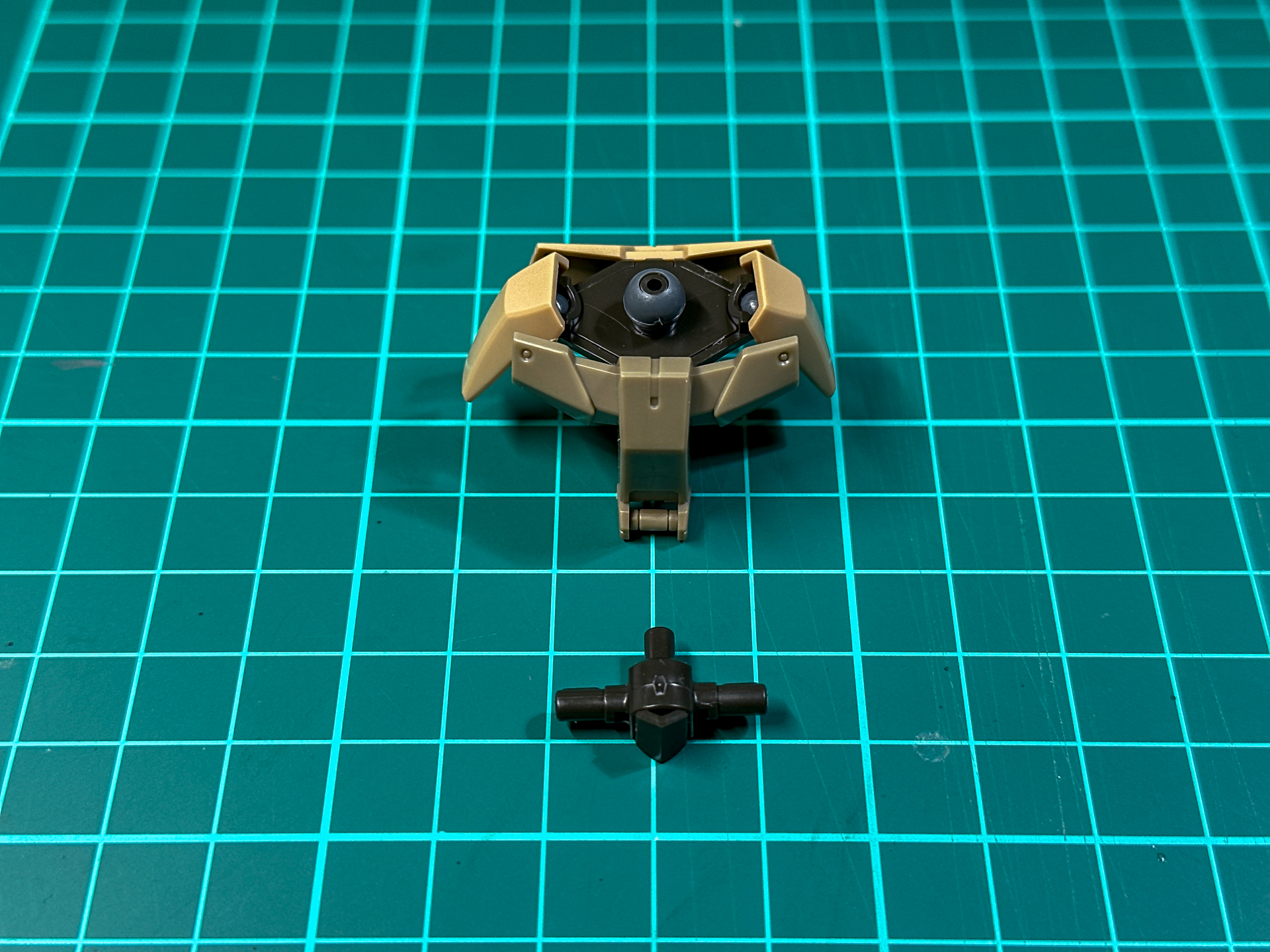 組み立てが完了した腰部。各部アーマーはボールジョイントによる接続です。