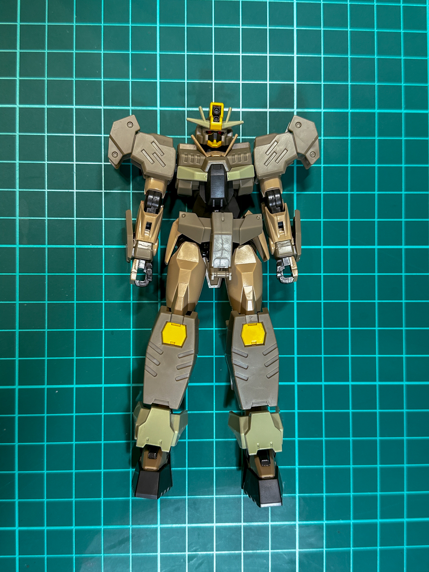 組み上がったデザートタイプの本体。ここからは武装類を組み立てます。