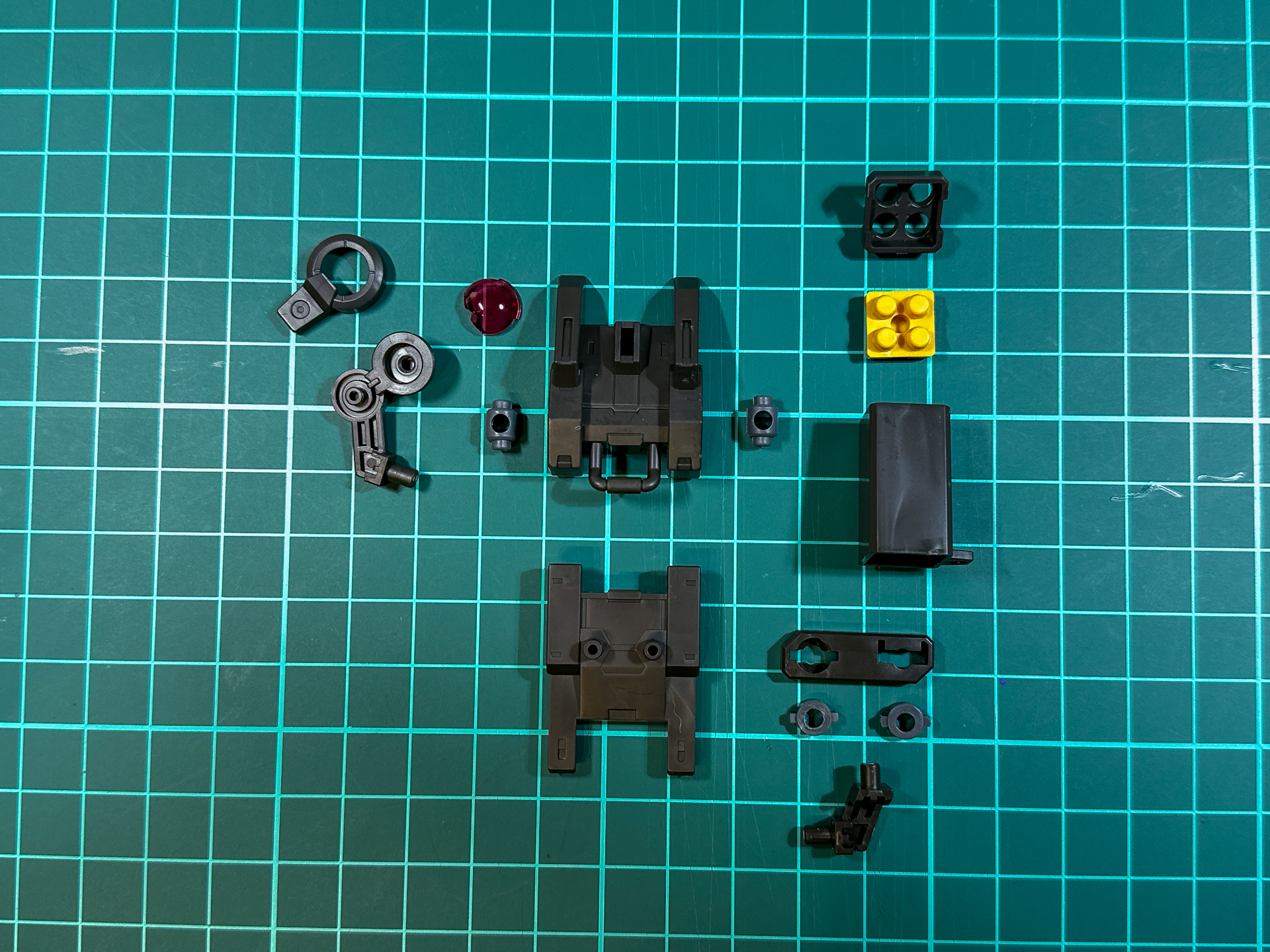 組み立て前のバックパック。全14パーツにて構成されています。