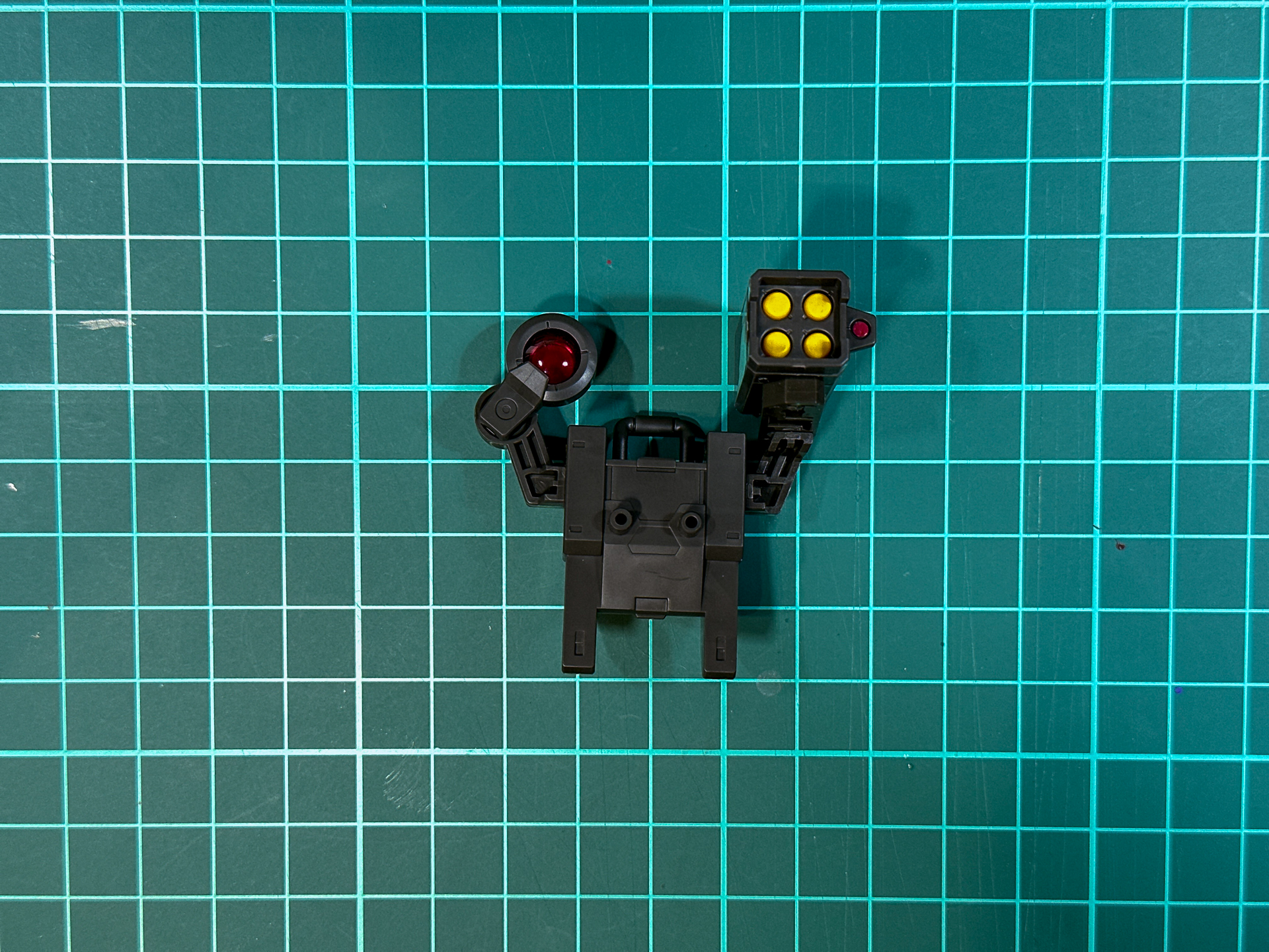 組み立てが完了したバックパック。レンズ部分にはクリアパーツの内部にメタリックシールを張り付けています。