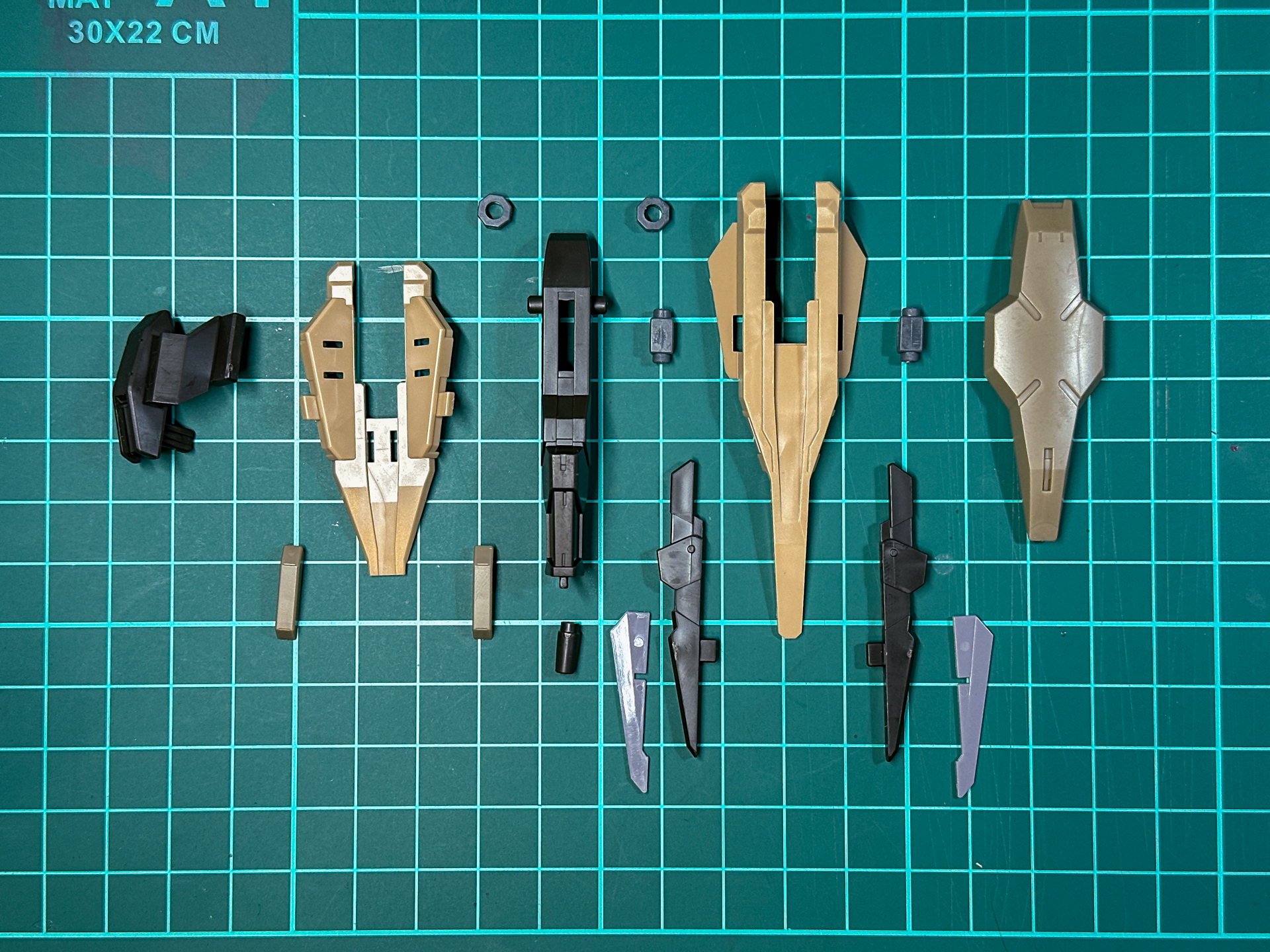 組み立て前のアームズシールド。全16パーツにて構成されています。