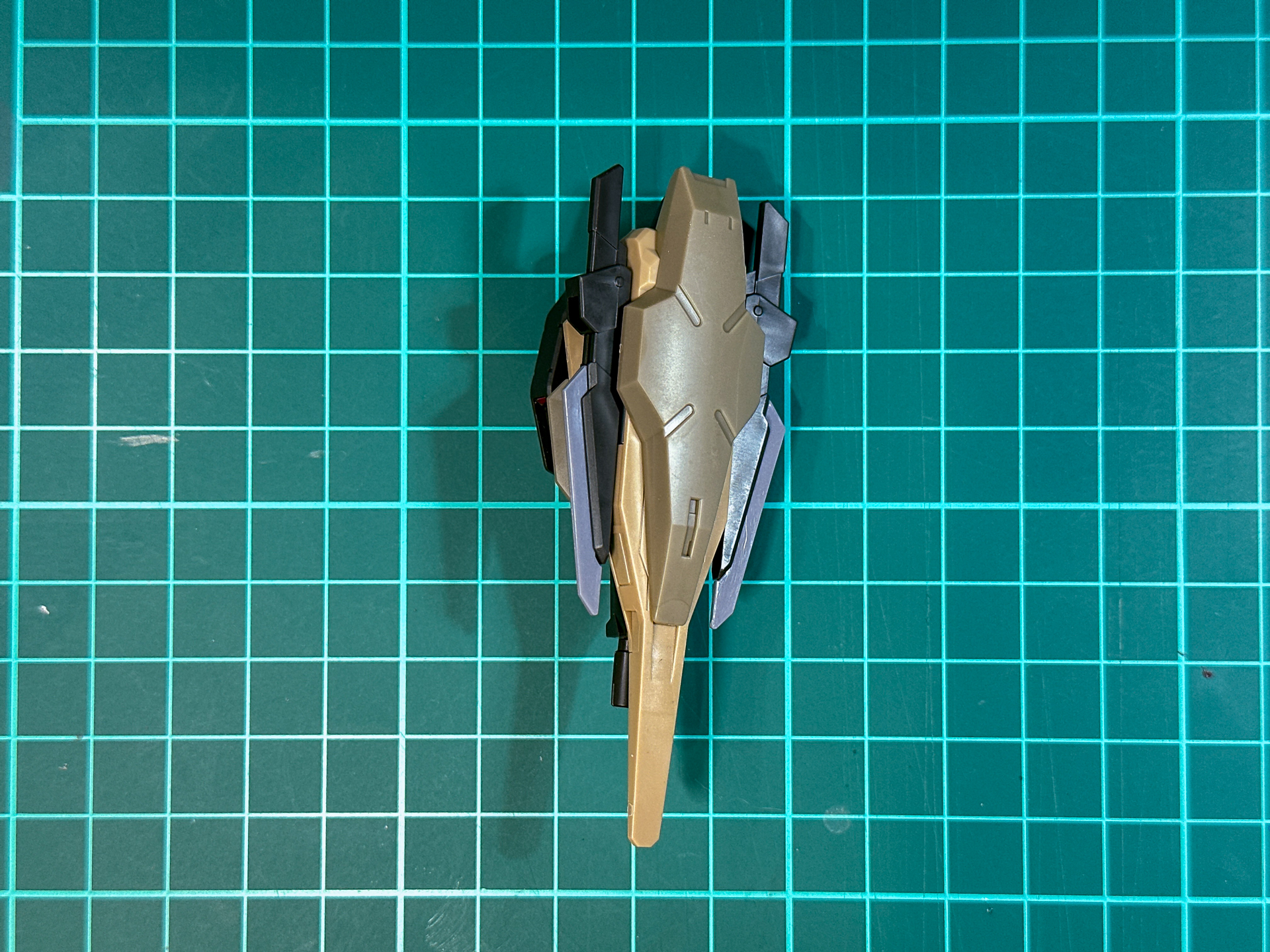 組み立てが完了したアームズシールド。コンバットナイフを分離させて持たせることが可能です。