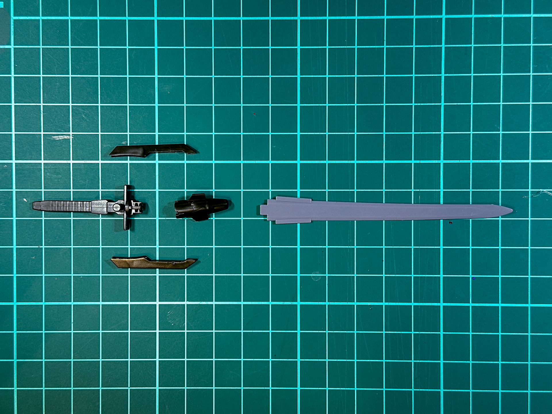 組み立て前のコマンドソード。全5パーツにて構成されています。