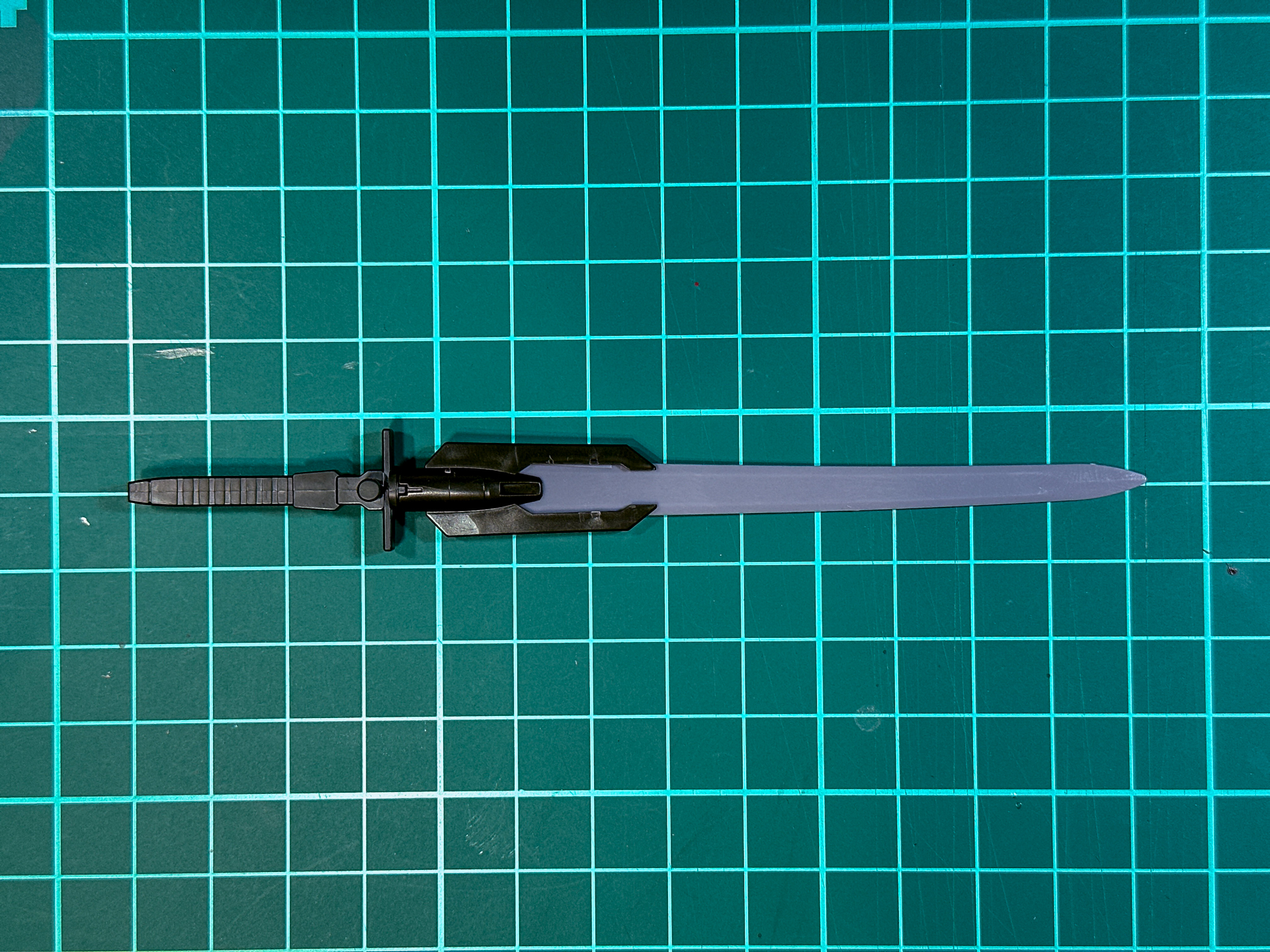 組み立てが完了したコマンドソード。刀身部分は軟質樹脂による成型となっています。