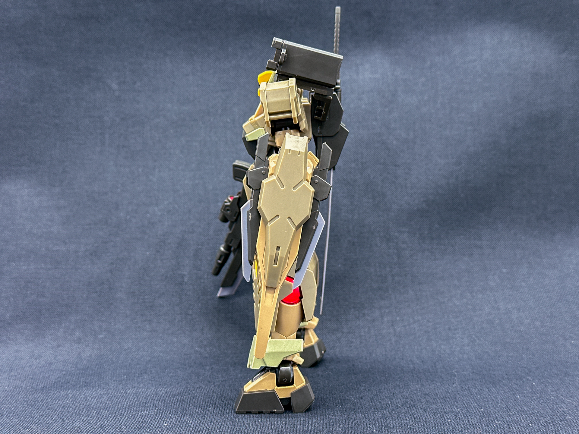 各部に搭載された武装が迫力のある仕上がりとなっています。