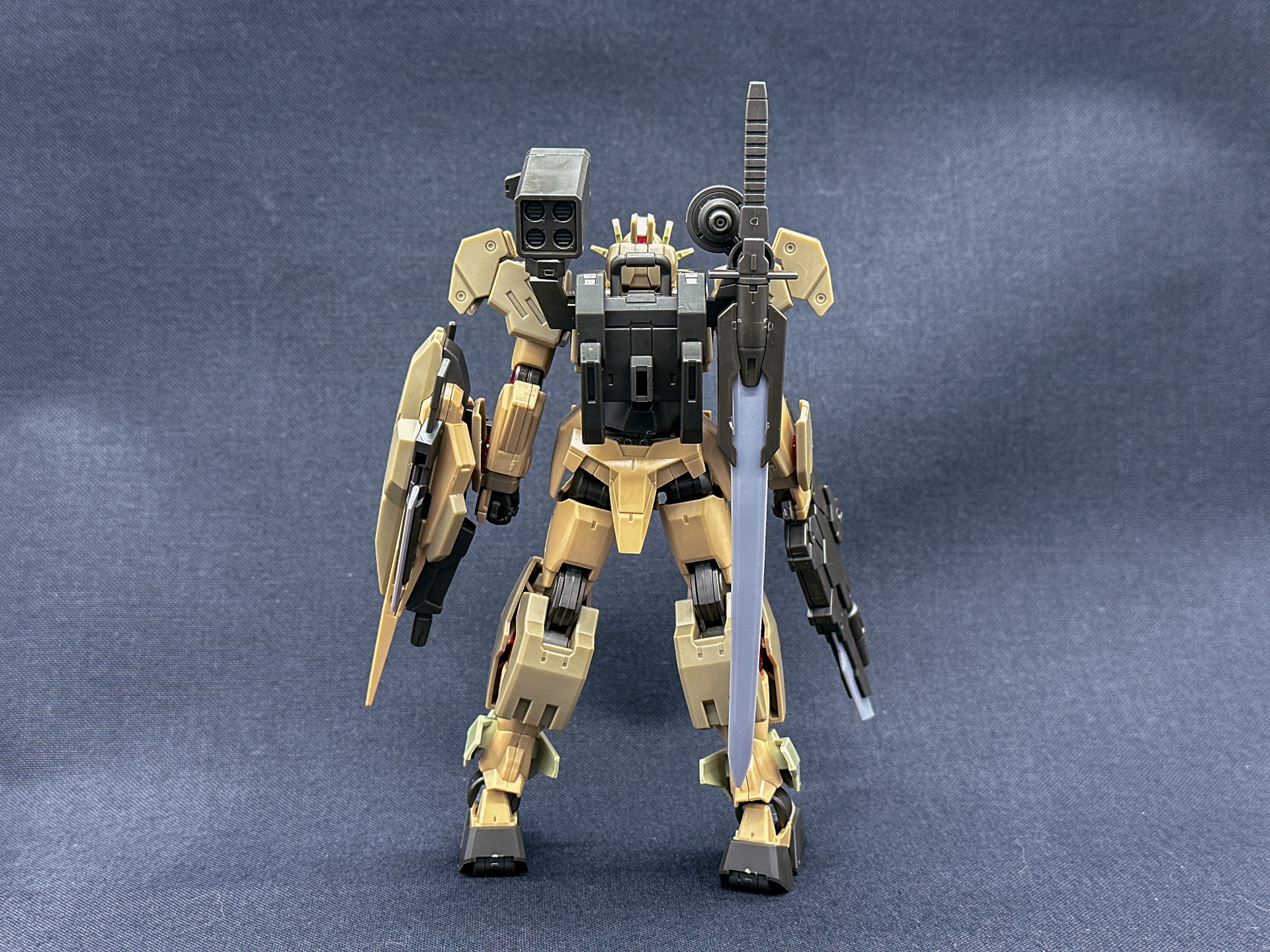 各部に搭載された武装が迫力のある仕上がりとなっています。