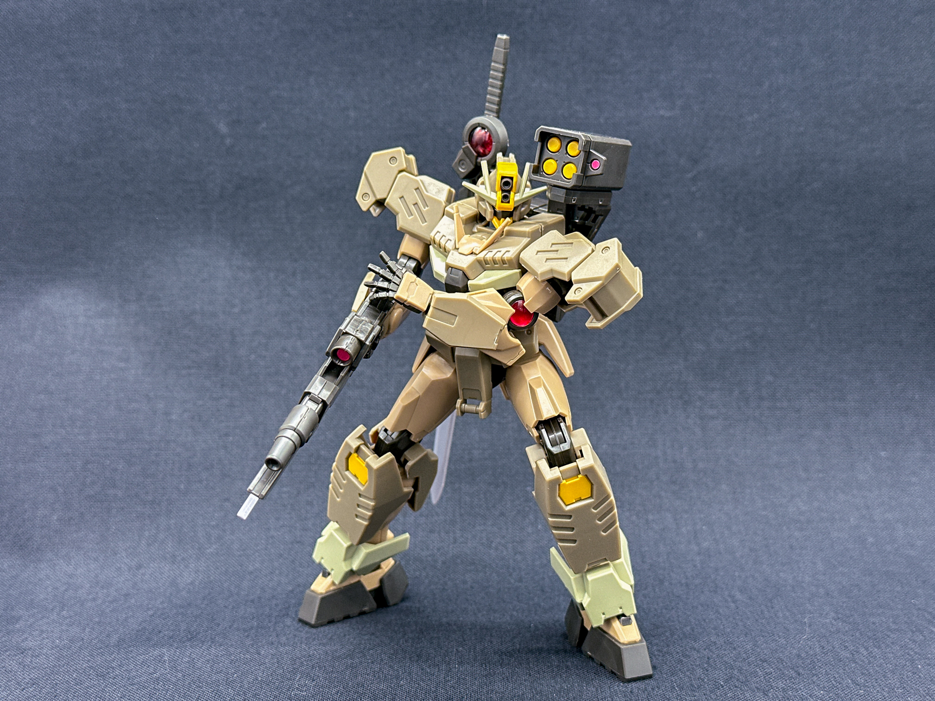 ヘビーマシンガンを持たせてみました。開き手のハンドパーツがアクションに表情をつけてくれます。