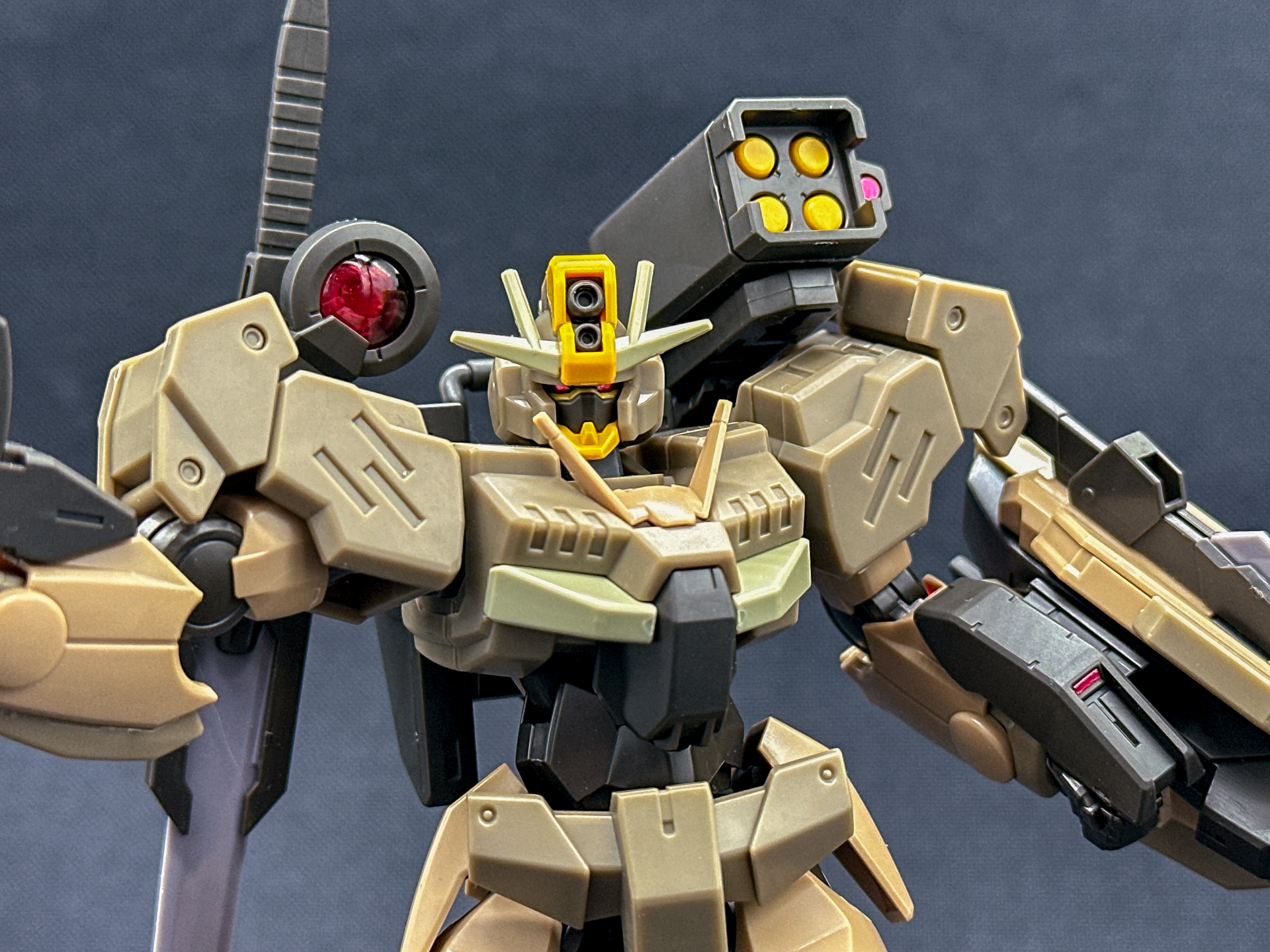 フェイス部分のアップ。配色も相まってヒール印象の頭部です。