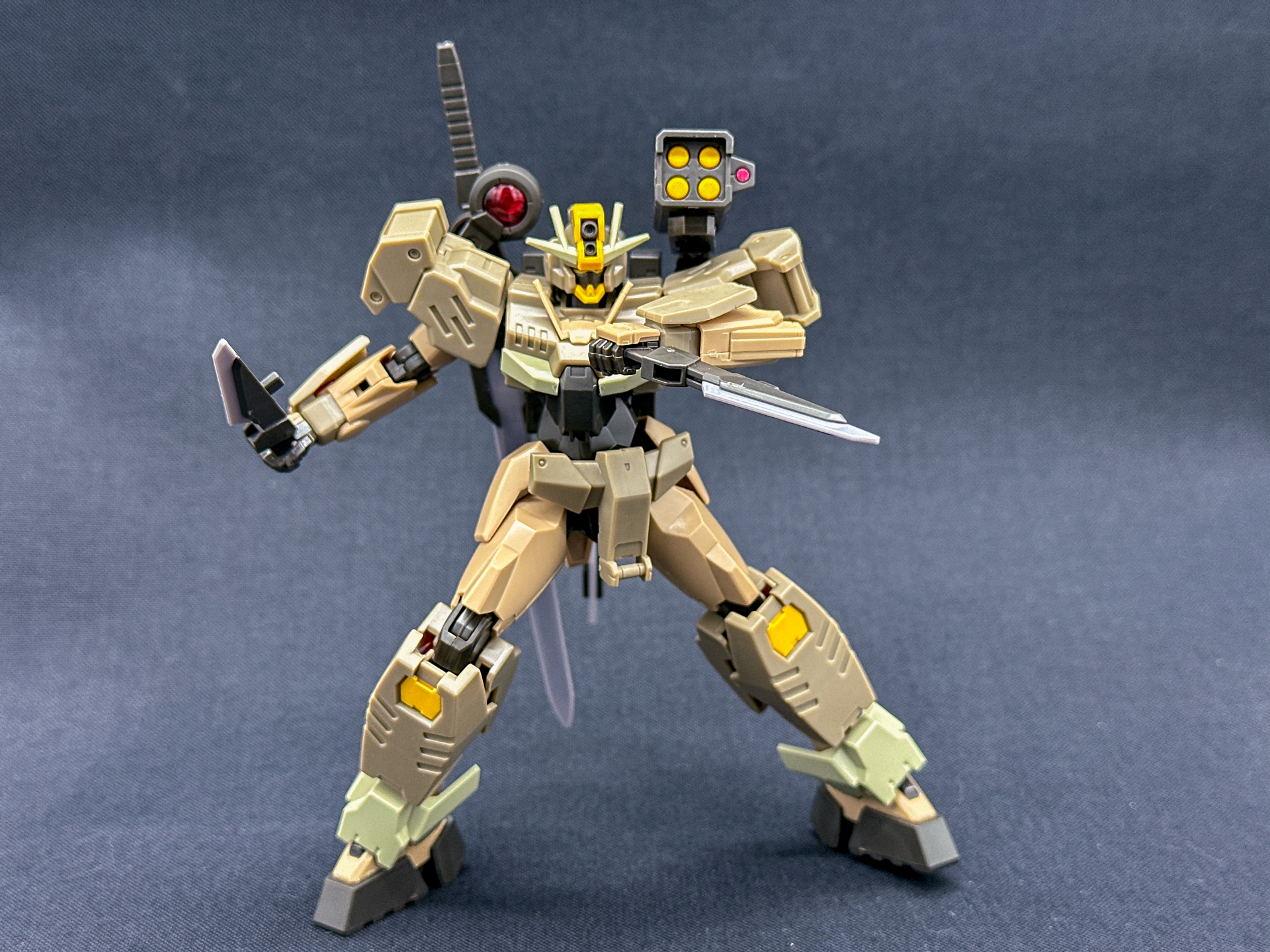 コンバットナイフを構えてみました。両手に持たせることで二刀流が再現可能です。