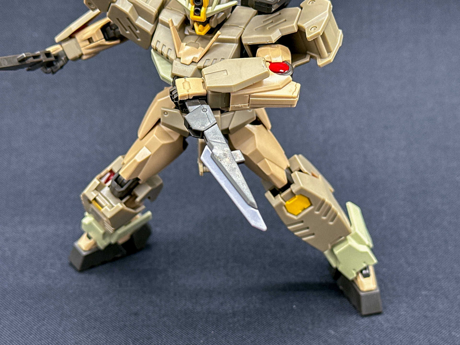 ナイフ部分のアップ。ダブルオークアンタと違い刀身は不透明の成型色となっています。