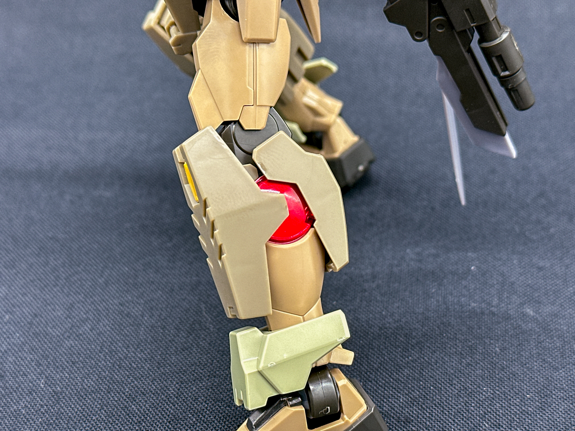 膝部分のアップ。クリアパーツの内部に貼ったメタリックシールが光を反射します。