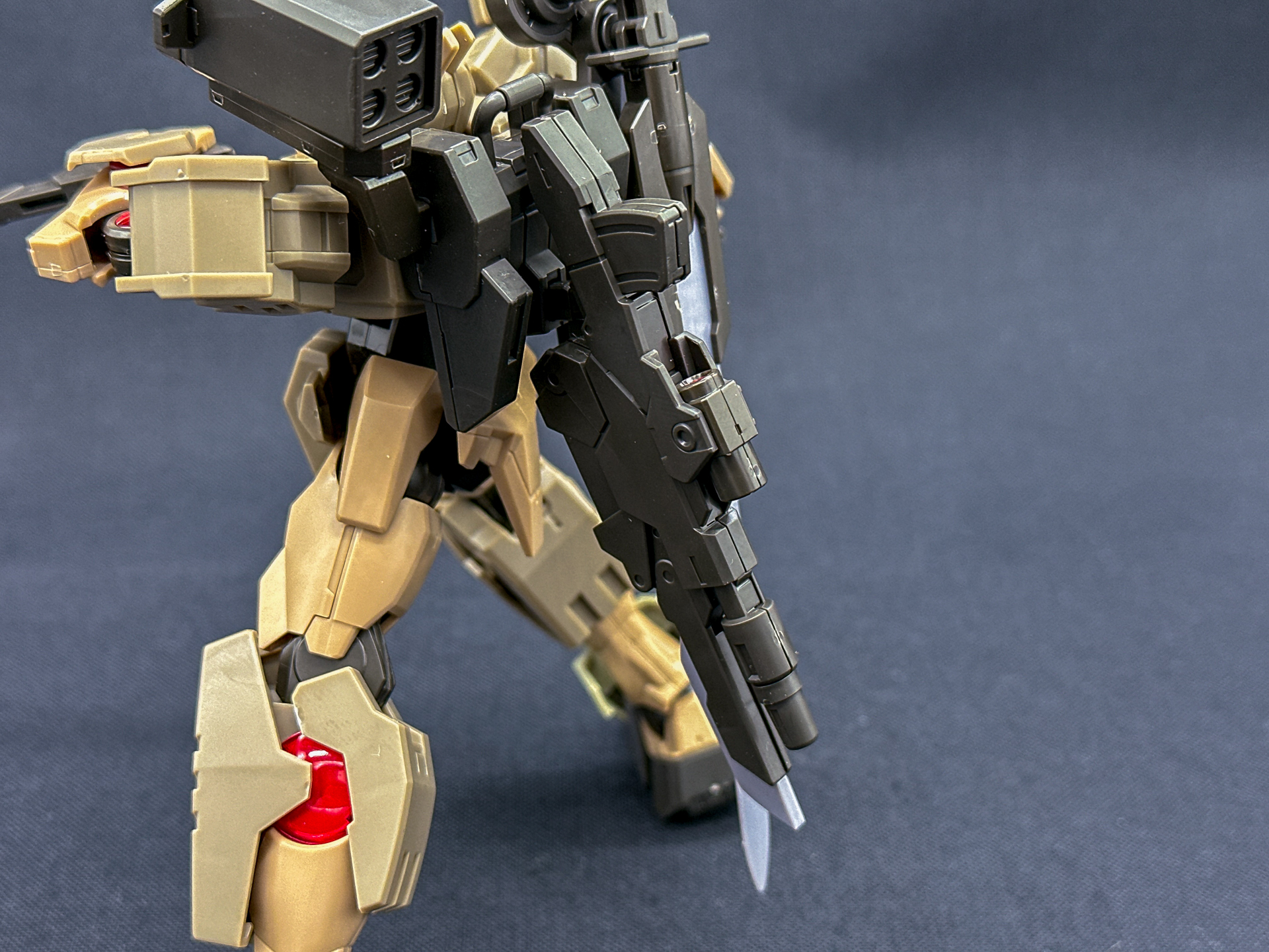 ヘビーマシンガンはグリップを差し込んでバックパックにマウント可能です。